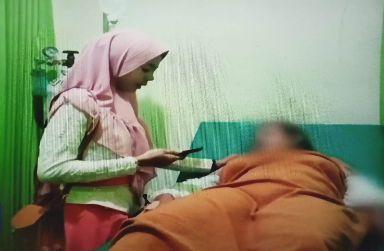 Istri berinisal SHD (kanan), 25 tahun, korban penyiraman air raksa oleh suaminya, terbaring di RS Sentra Medika Pasir Gombong, Bekasi.