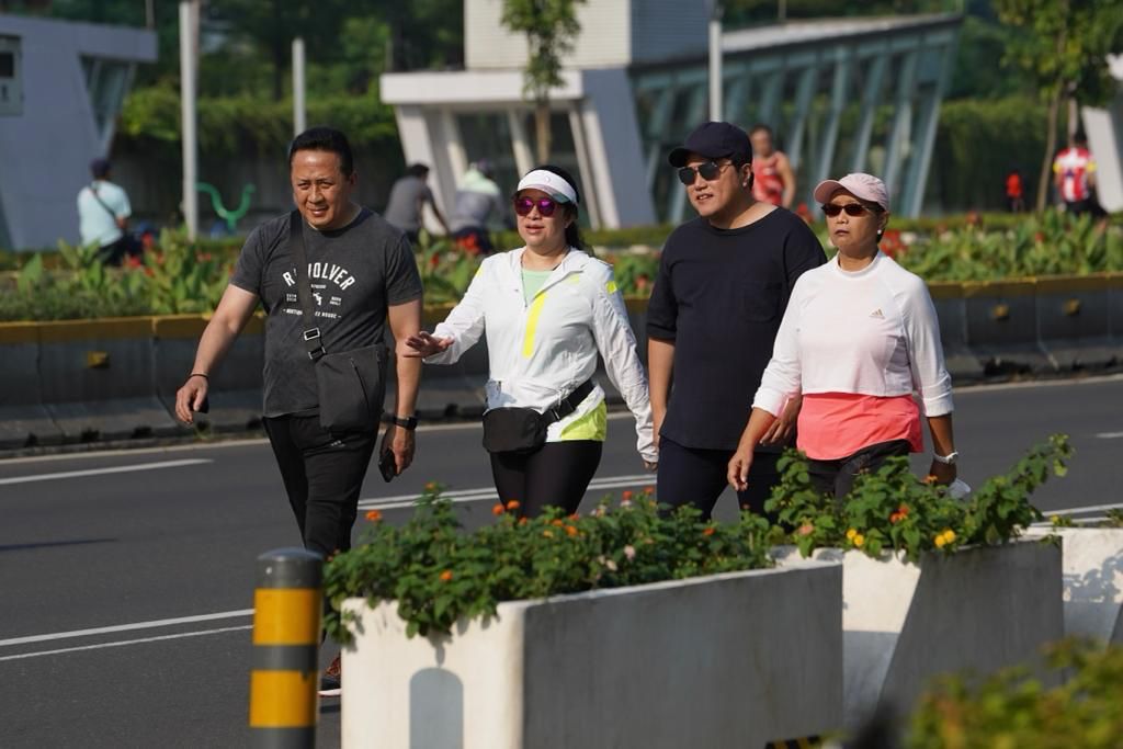 Momen Erick Thohir bertemua Ketua DPR Puan Maharani di saat Hari Bebas Kendaraan Bermotor di Jakarta, Minggu (5/6)