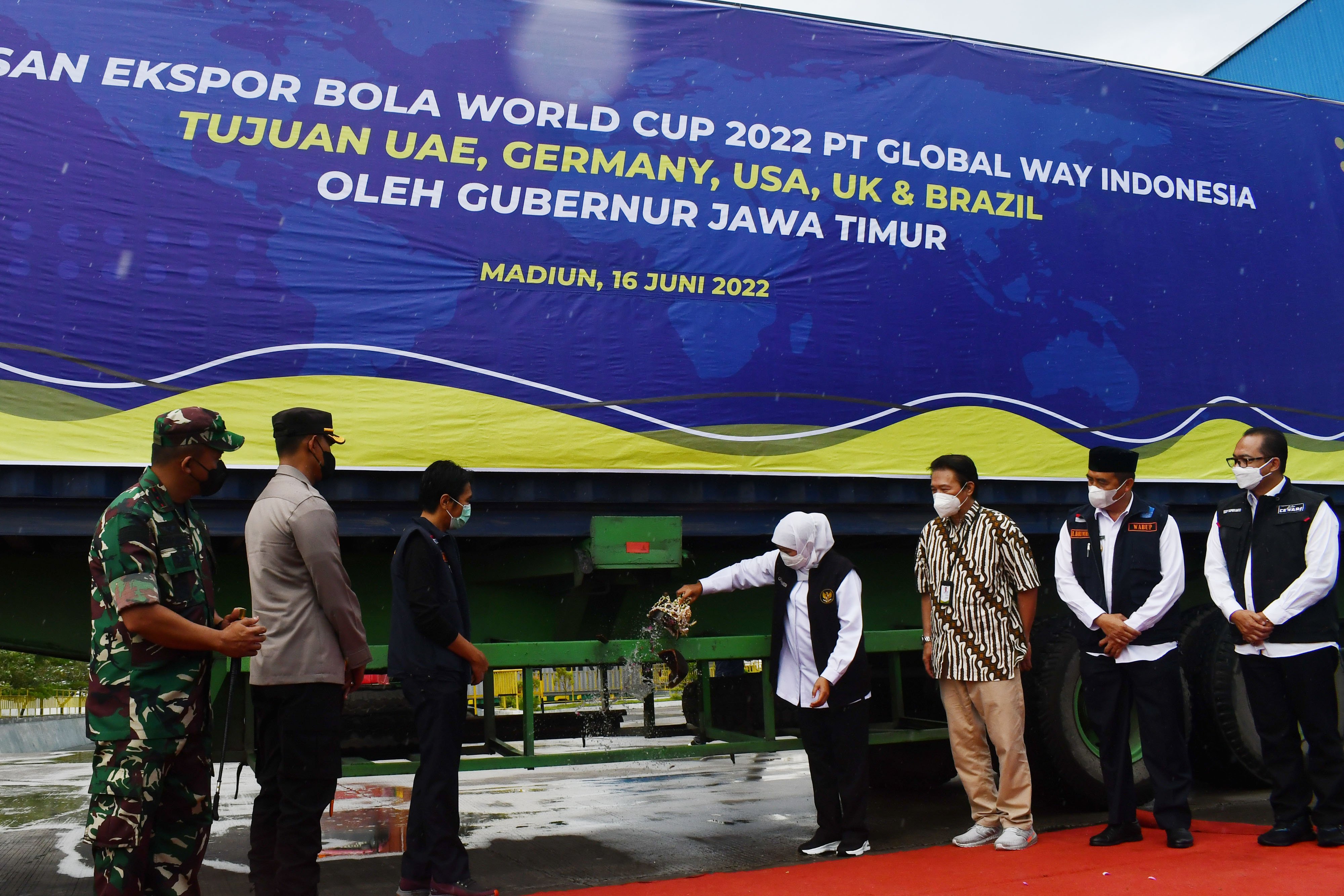 Gubernur Jatim Khofifah Indar Parawansa saat pelepasan ekspor bola di Madiun, Kamis (16/6).