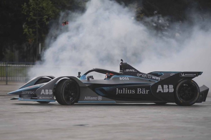 Pembalap tim Mercedes-EQ Formula E Nyck De Vries melakukan aksi 