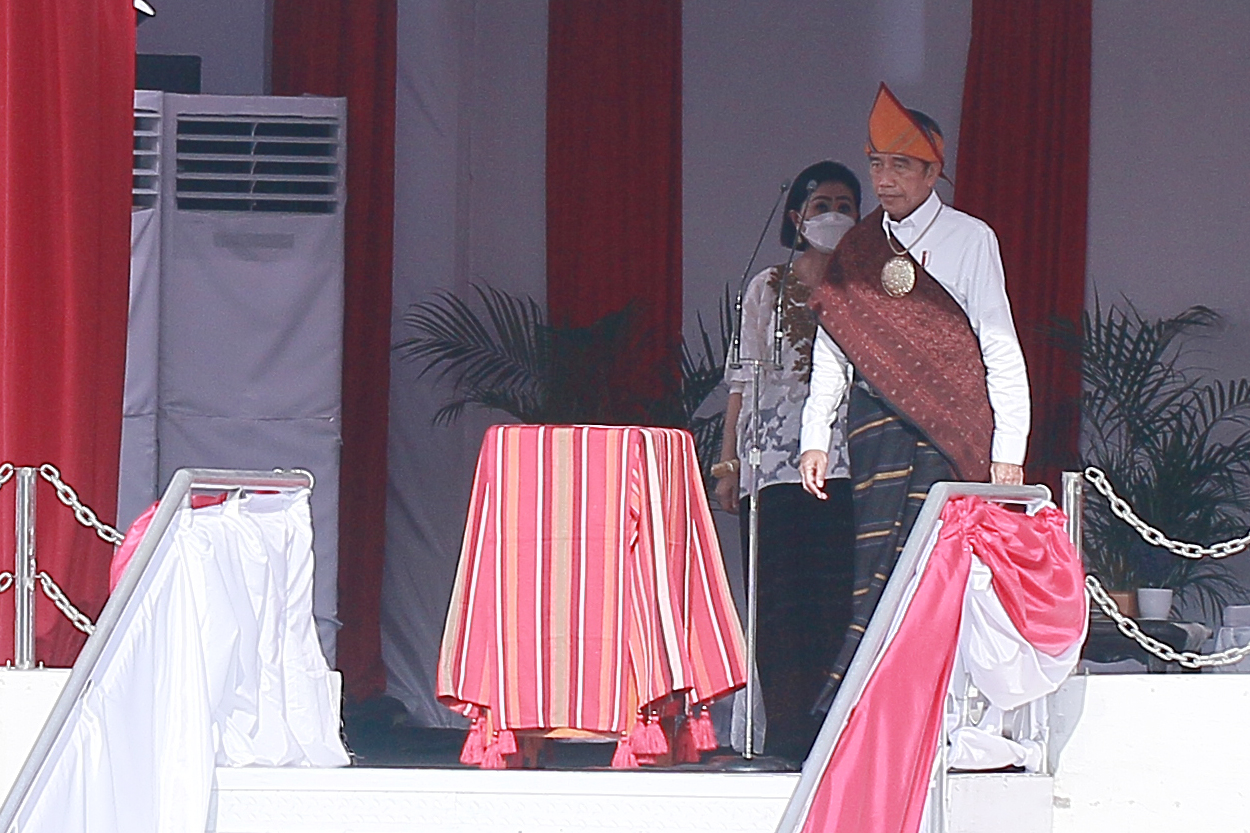 Akhiri Kunker di NTT, Presiden Jokowi Bagikan Bansos