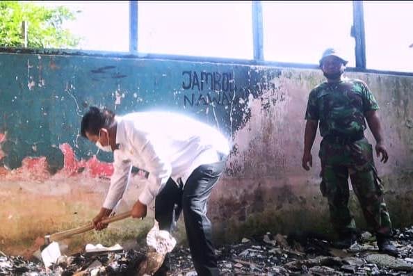 Bupati Simalungun Radiapoh Hasiholan Sinaga (kiri).