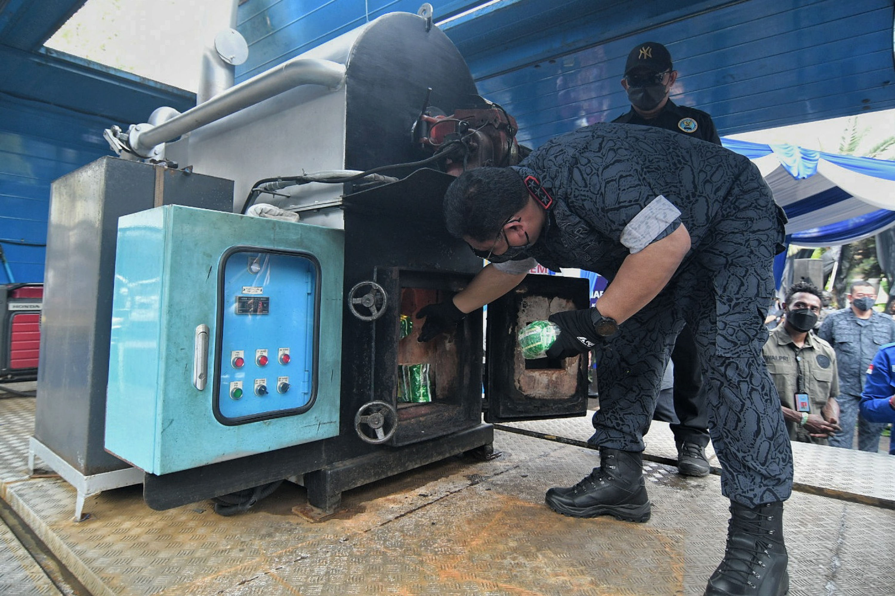 Kepala BNN Petrus Reinhard Golose memusnahkan barang bukti narkoba.