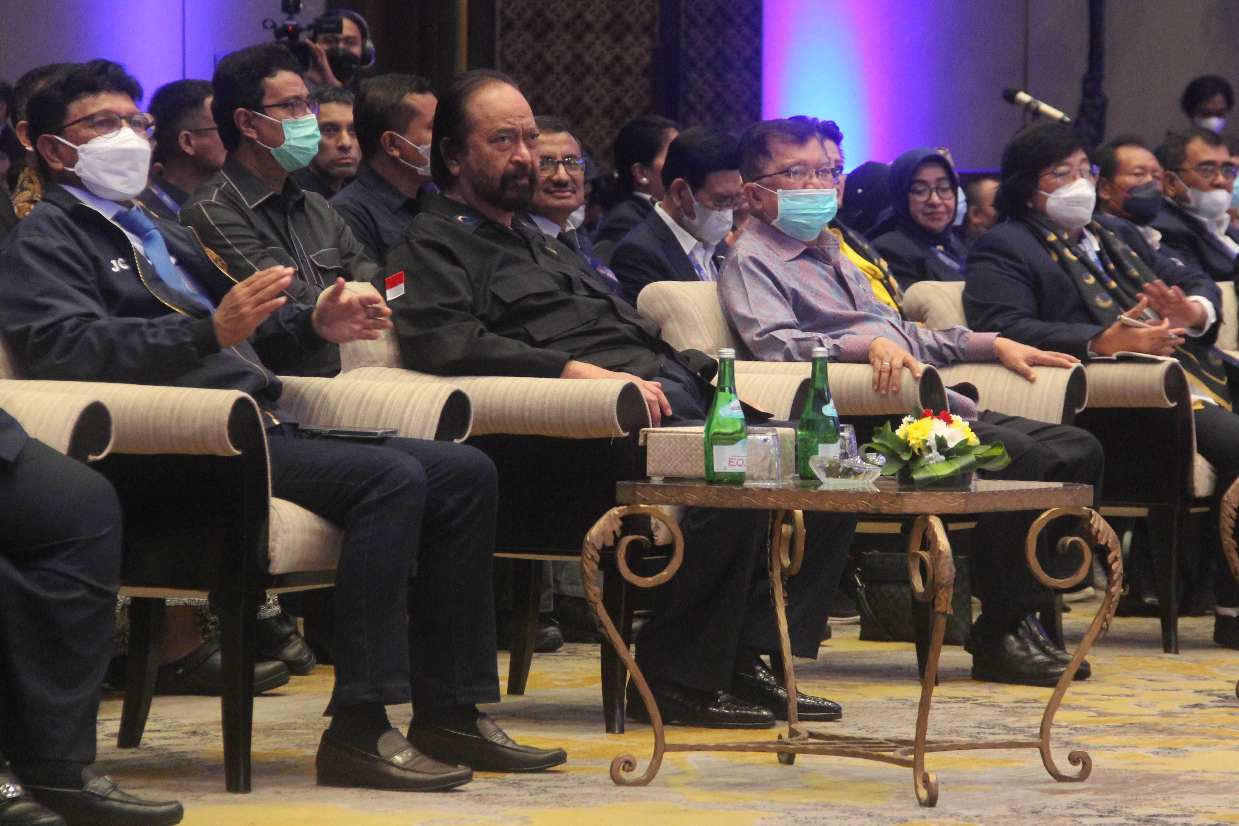 Mantan Wapres Jusuf Kalla (kedua dari kanan) didapingi Ketua Umum Partai NasDem Surya Paloh dalam rakernas partai NasDem.