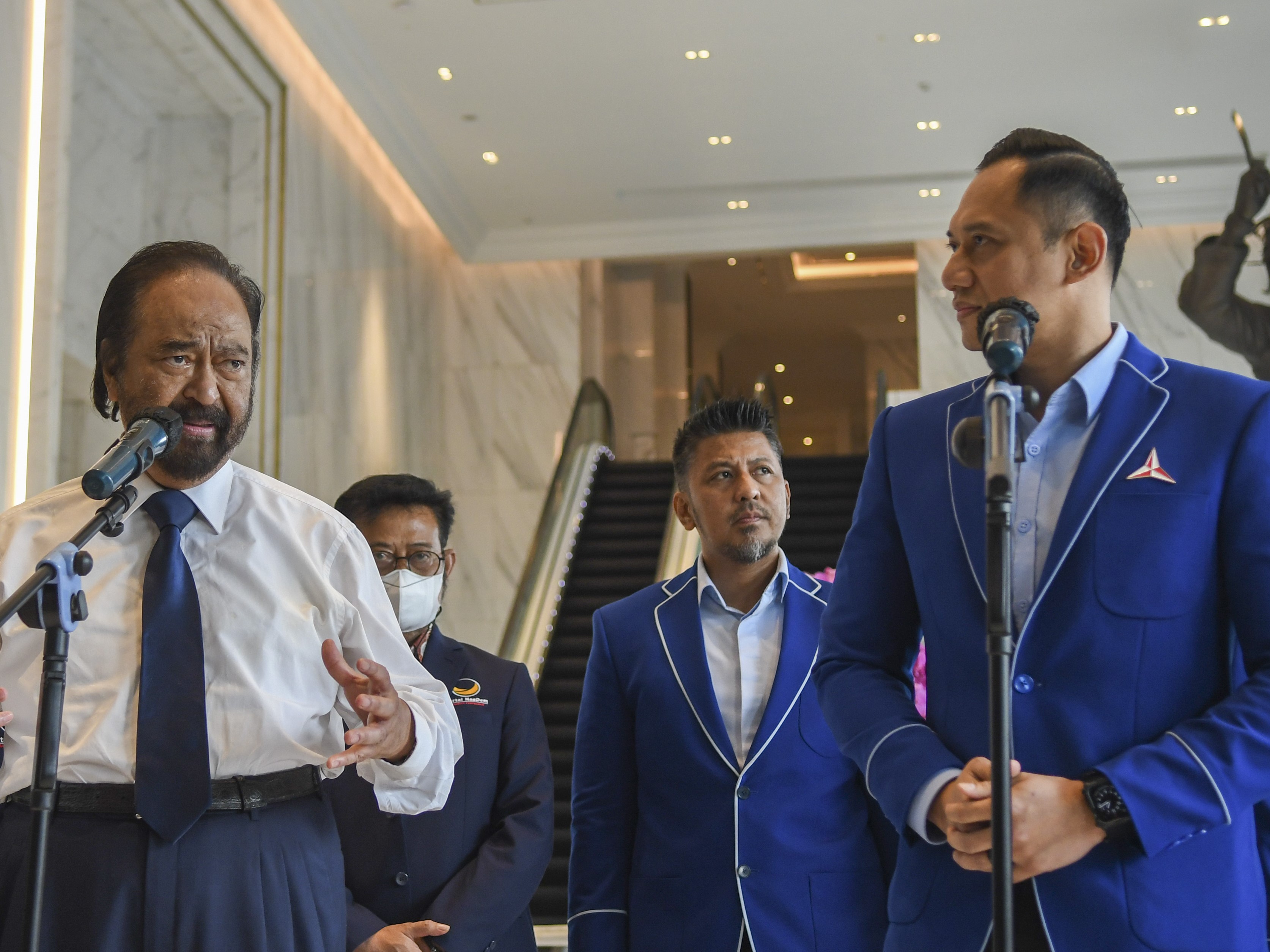 Ketua Umum Partai NasDem Surya Paloh (kiri) didampingi Ketua Umum Partai Demokrat Agus Harimurti Yudhoyono (kanan).