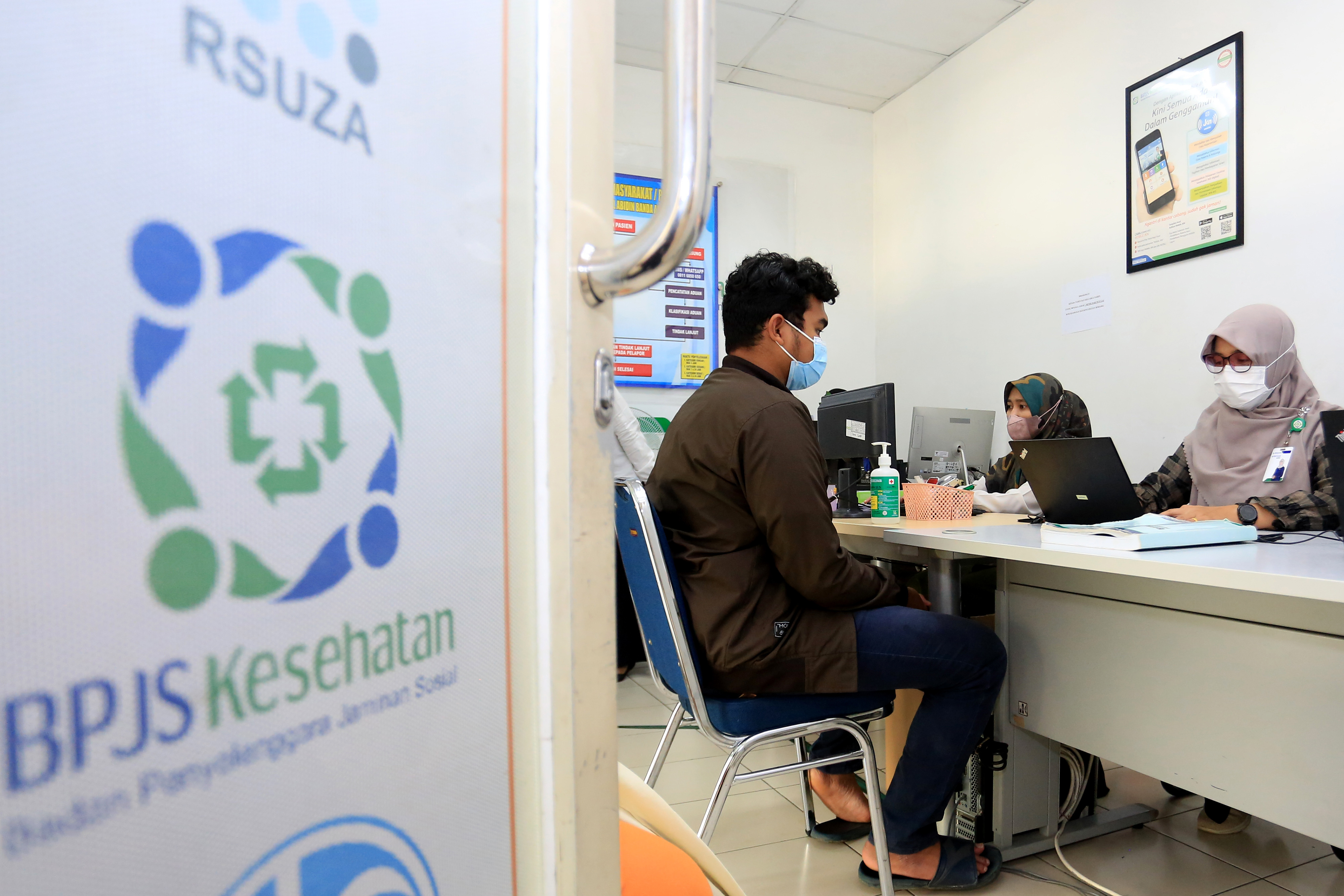 Petugas melayani peserta BPJS Kesehatan di Rumah Sakit Umum Daerah dr.Zainoel Abidin (RSUDZA) Banda Aceh, Aceh, Rabu (15/12/2021). 