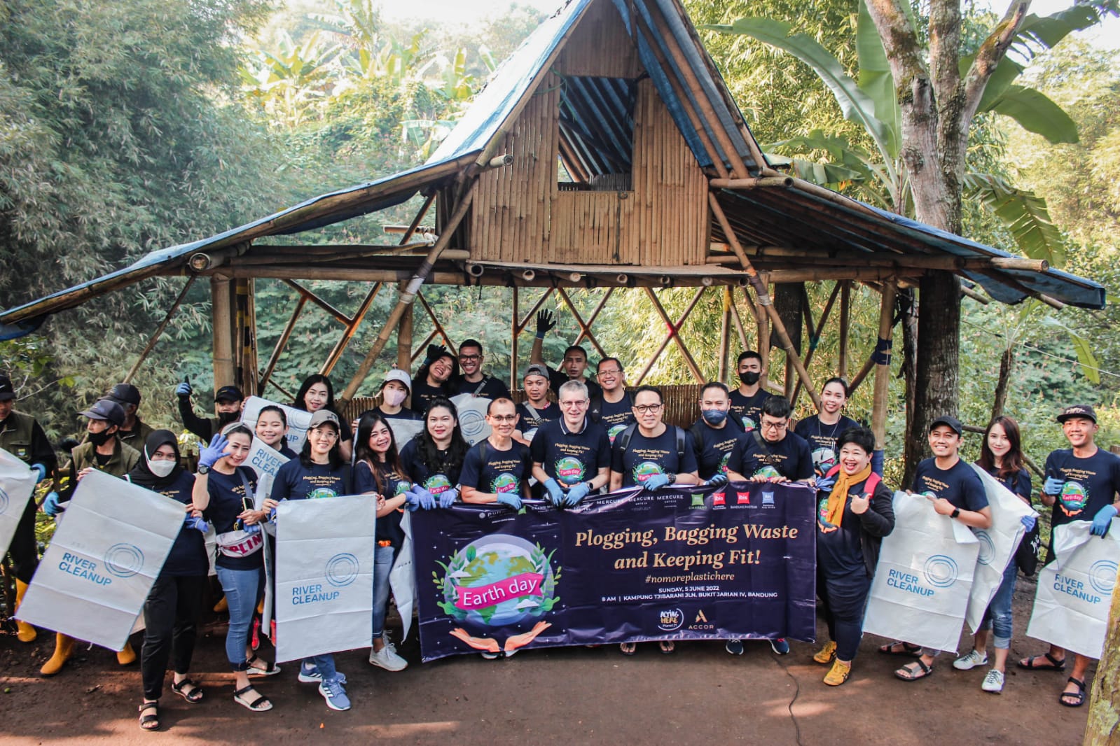 Manajemen dan karyawan 12 hotel Accor Group bergerak membersihkan Sungai Cikapundung