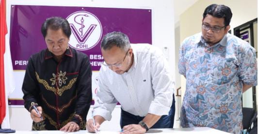 Penandatangan kerja sama antara Human Initiative dan Perhimpunan Dokter Hewan Indonesia (PDHI) memastikan kesehatan hewan kurban. 