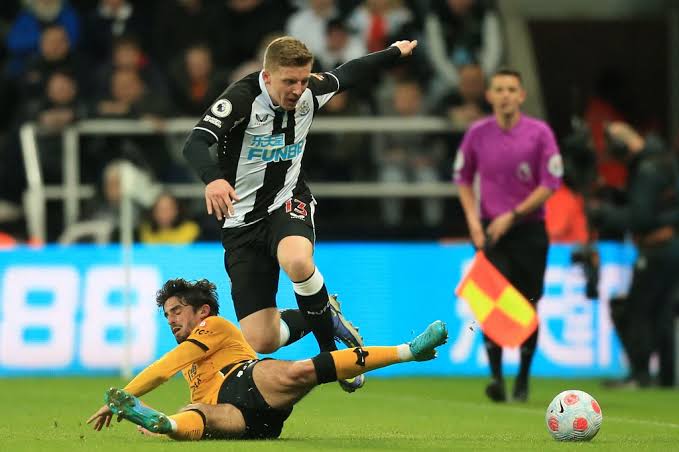 Newcastle Sepakat Permanenkan Matt Targett