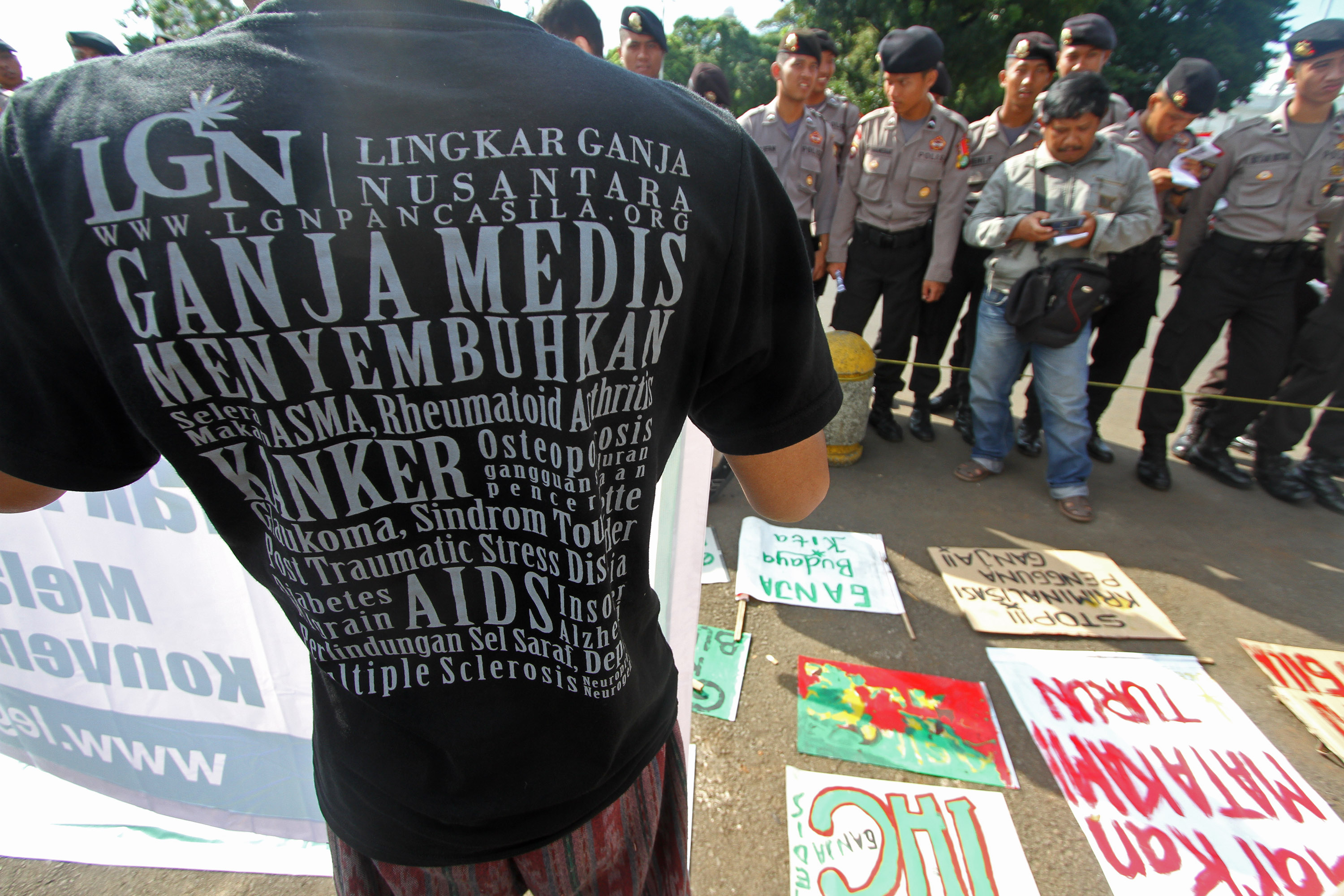 ilustrasi -- aksi legalisasi ganja untuk medis