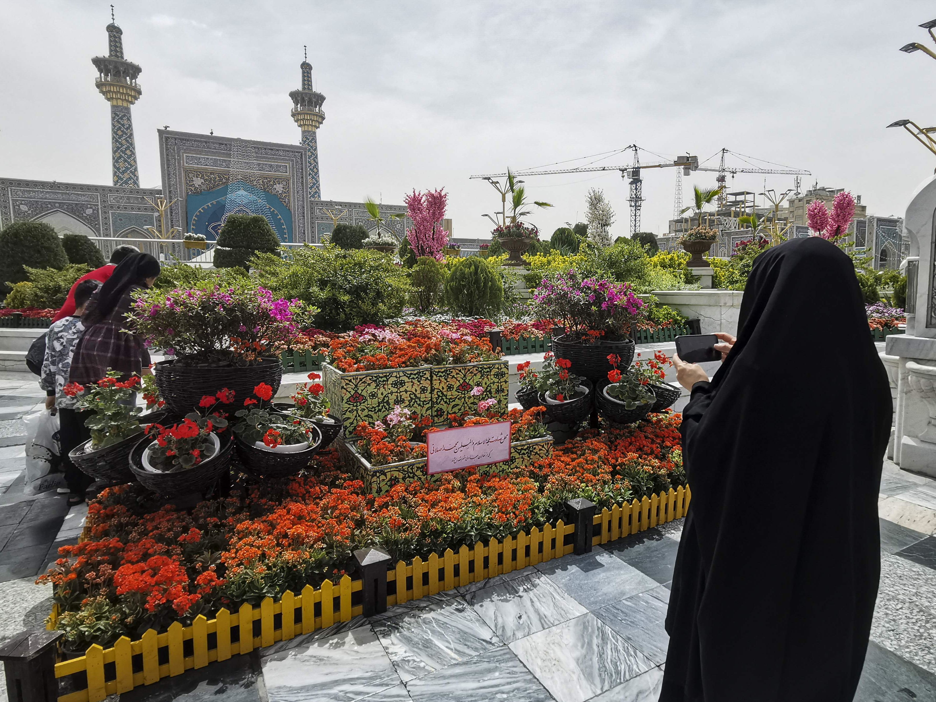Warga Iran mengunjungi tempat di halaman makam Imam Reza di timur laut kota Mashhad pada 6 April 2022.
