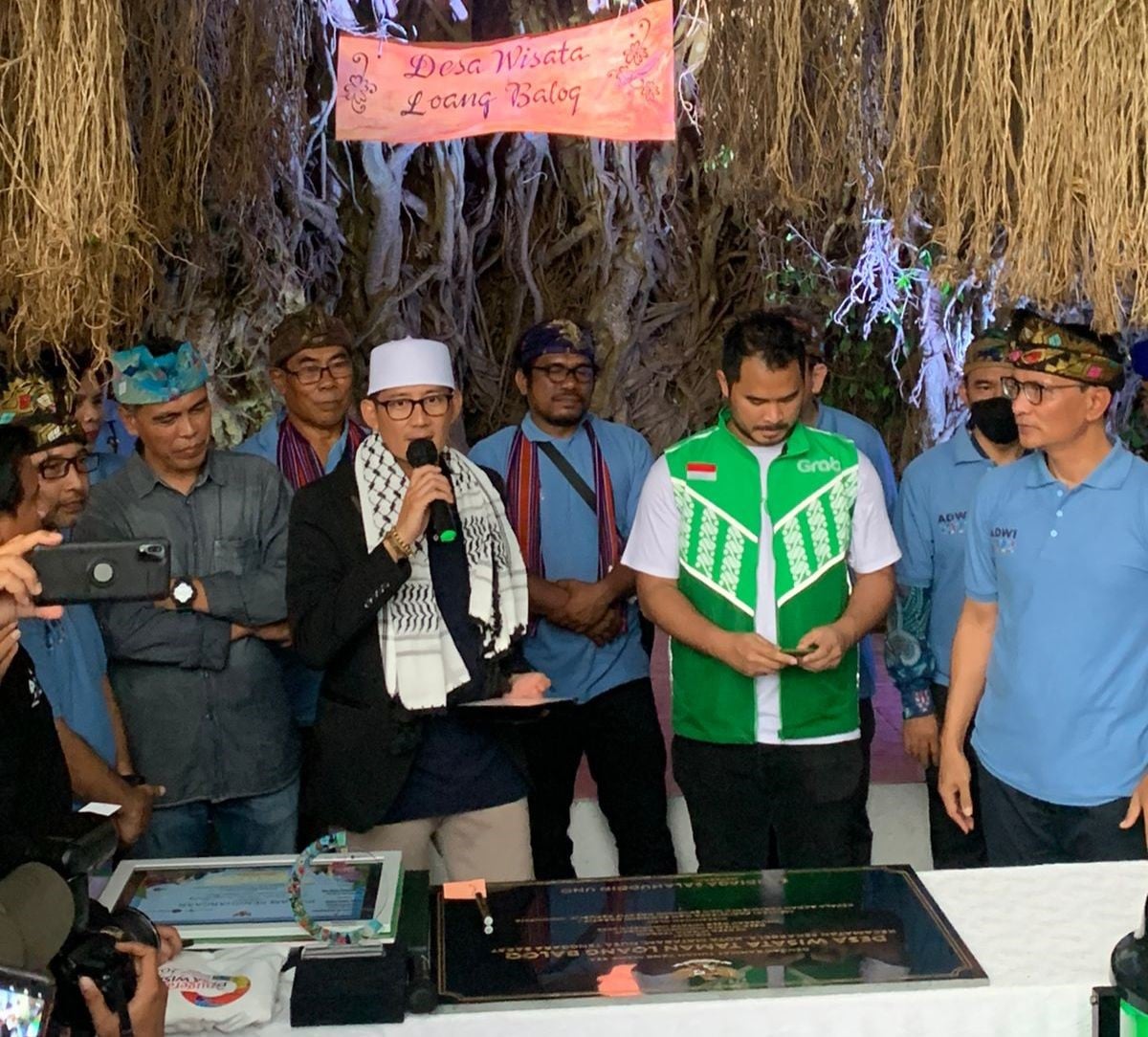 Menparekraf Sandiaga Uno mengunjungi Desa Wisata Loang Baloq, di Kelurahan Tanjung Karang, Kecamatan Sekarbela, Kota Mataram, NTB.