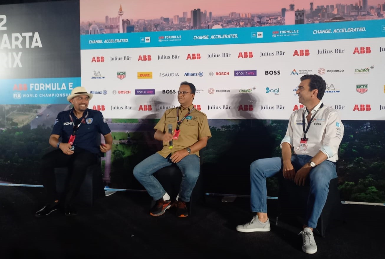 Gubernur DKI Anies Baswedan saat meninjau area perhalatan Formula E.