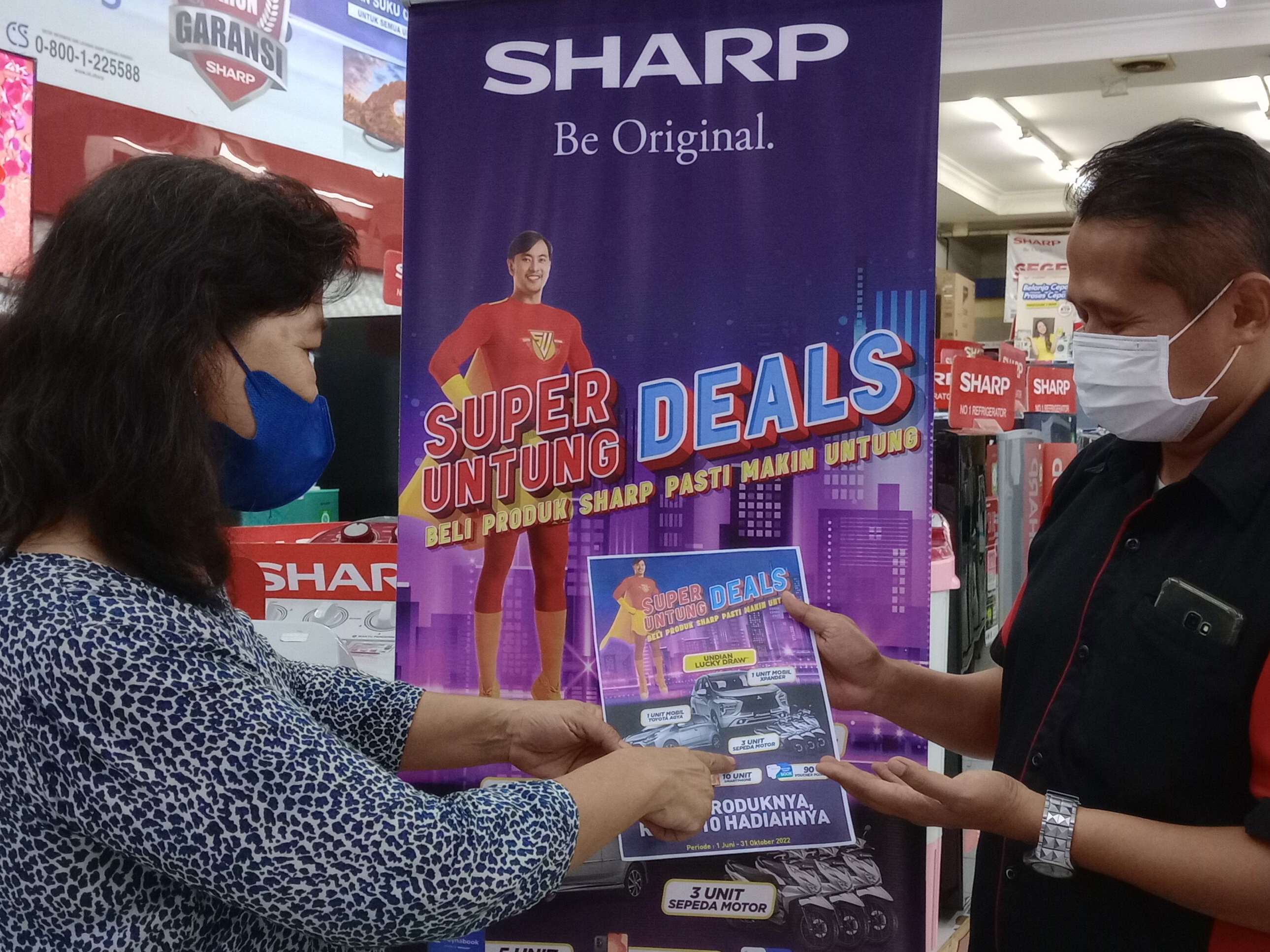 Konsumen sedang berbelanja.