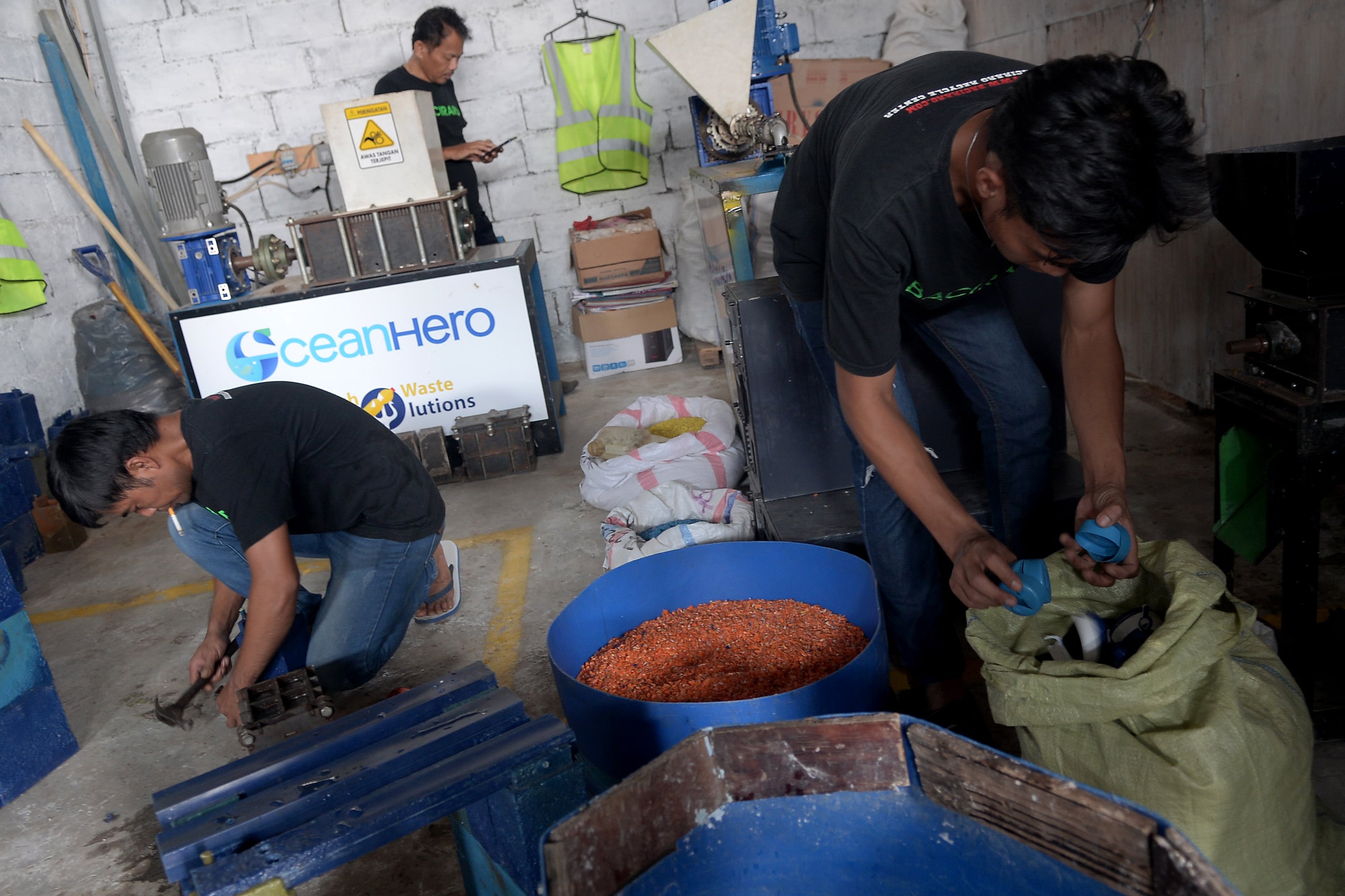 Pekerja memilah sampah plastik untuk dimasukkan ke dalam mesin pencacah di Studio Daur Ulang Baciraro, Tondano, Minahasa, Sulawesi Utara.