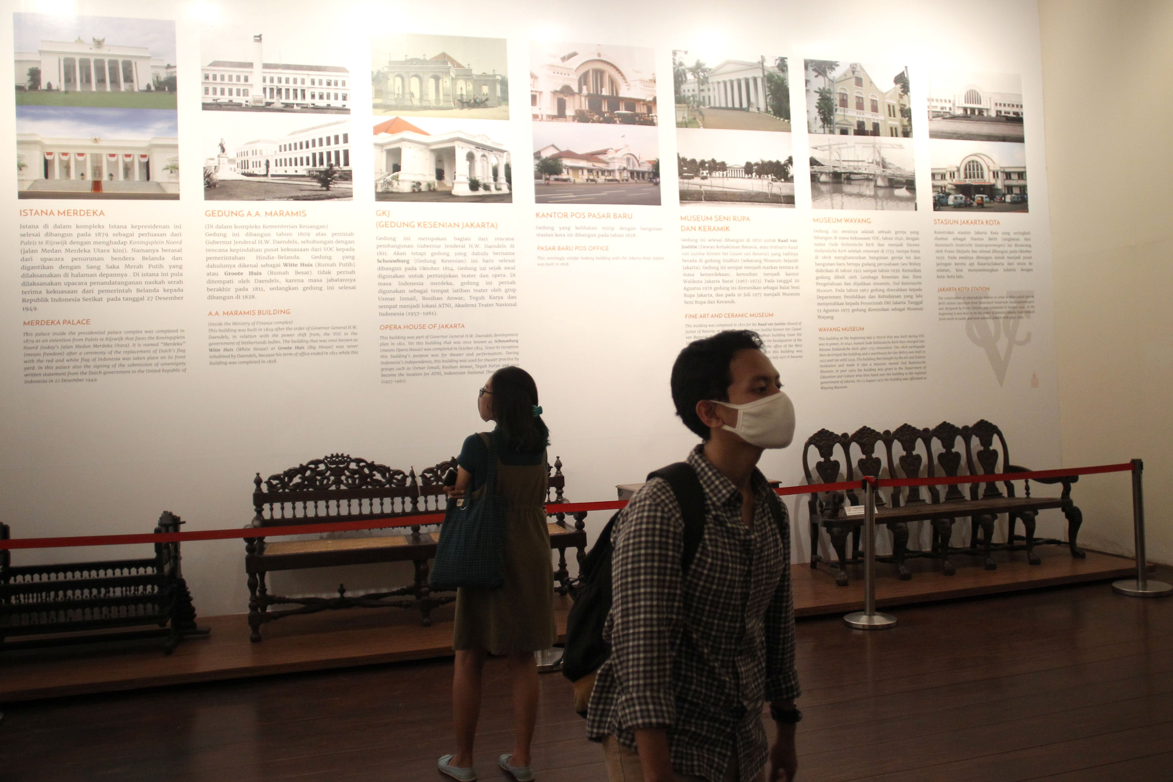 Pengunjung mengamati sejumlah koleksi yang terdapat di Museum Sejarah Jakarta, yang terletak di komplek Kota Tua, Jakarta Barat, Jakarta. 