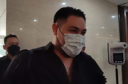 Perancang busana Ivan Gunawan saat tiba di Bareskrim untuk diperiksa terkait kasus DNA Pro.