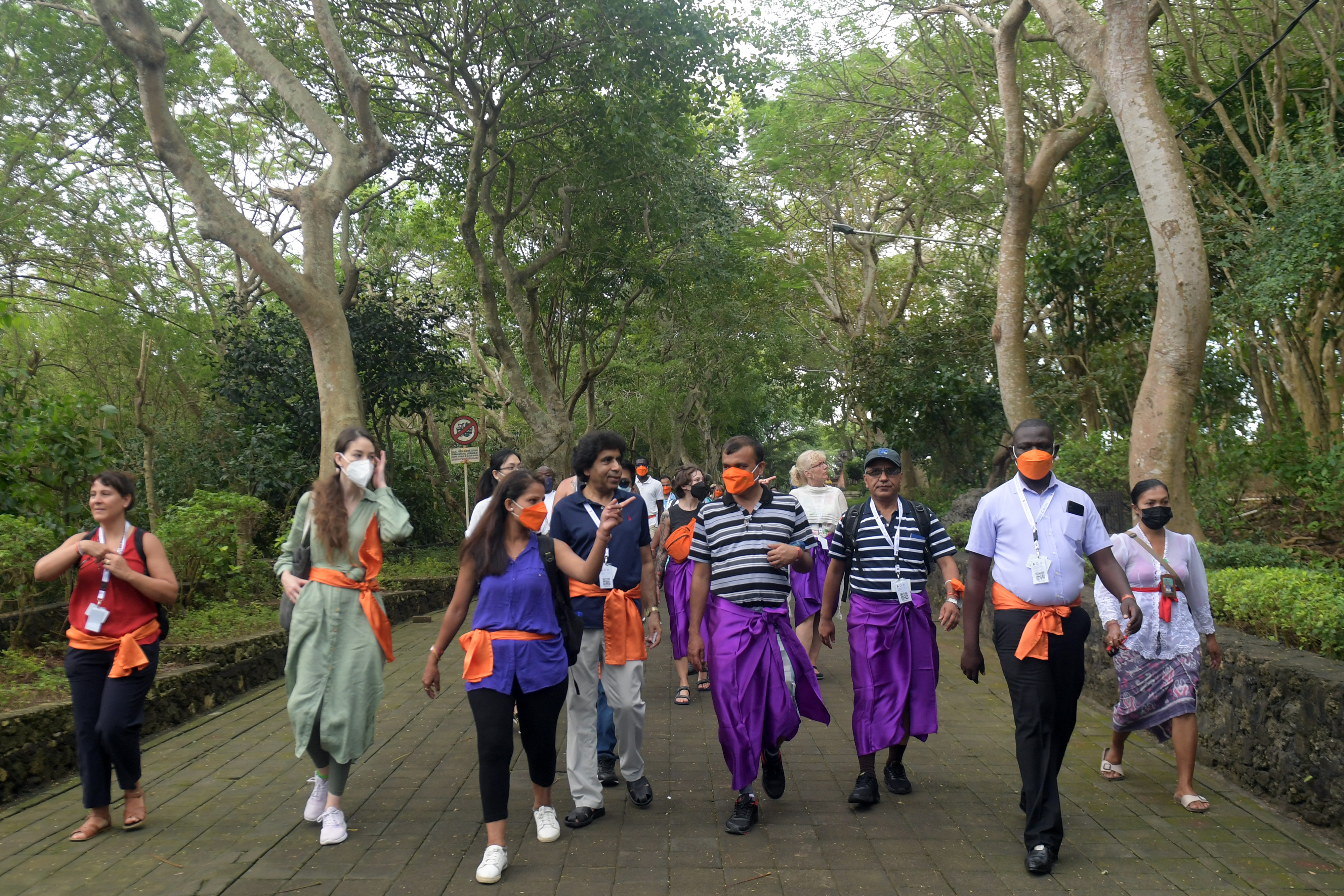 Delegasi berkeliling area objek wisata Uluwatu saat Òfield tripÓ dalam rangkaian Global Platform for Disaster Risk Reduction (GPDRR) 2022