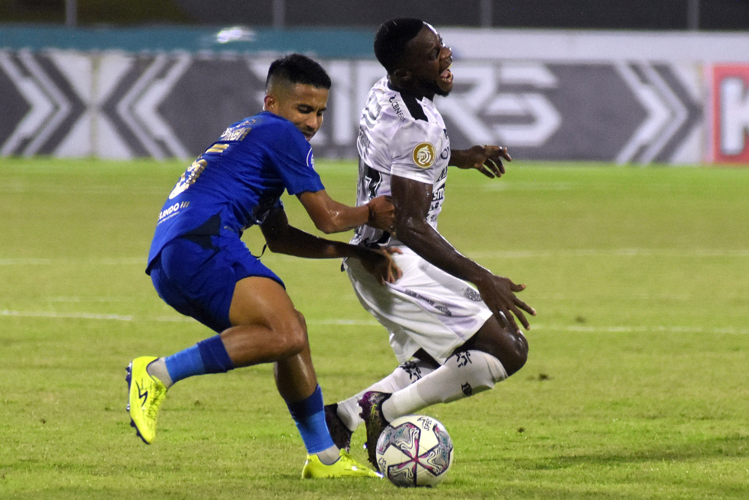 Gelandang PSIS Finky Pasamba (kiri)