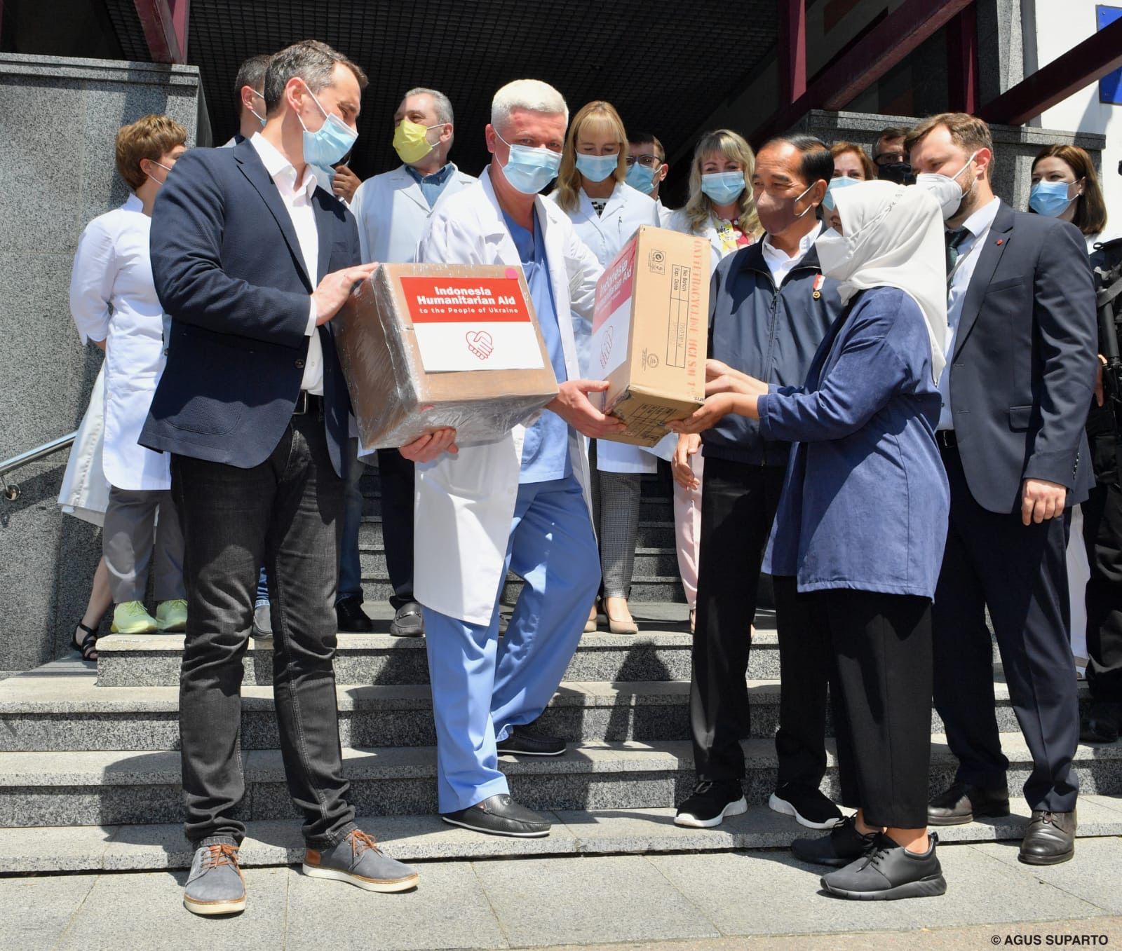 Presiden Jokowi dan Ibu Negara Iriana menyerahkan bantuan medis secara simbolis kepada  Rumah Sakit Ukrainian Center of Endocrine Surgery