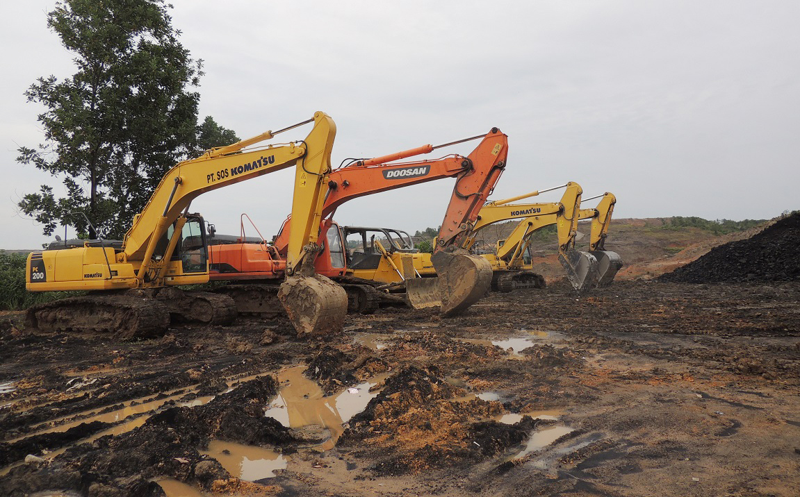Alat berat yang digunakan untuk aktivitas penambangan di Tanah Bumbu, Kalimantan Selatan