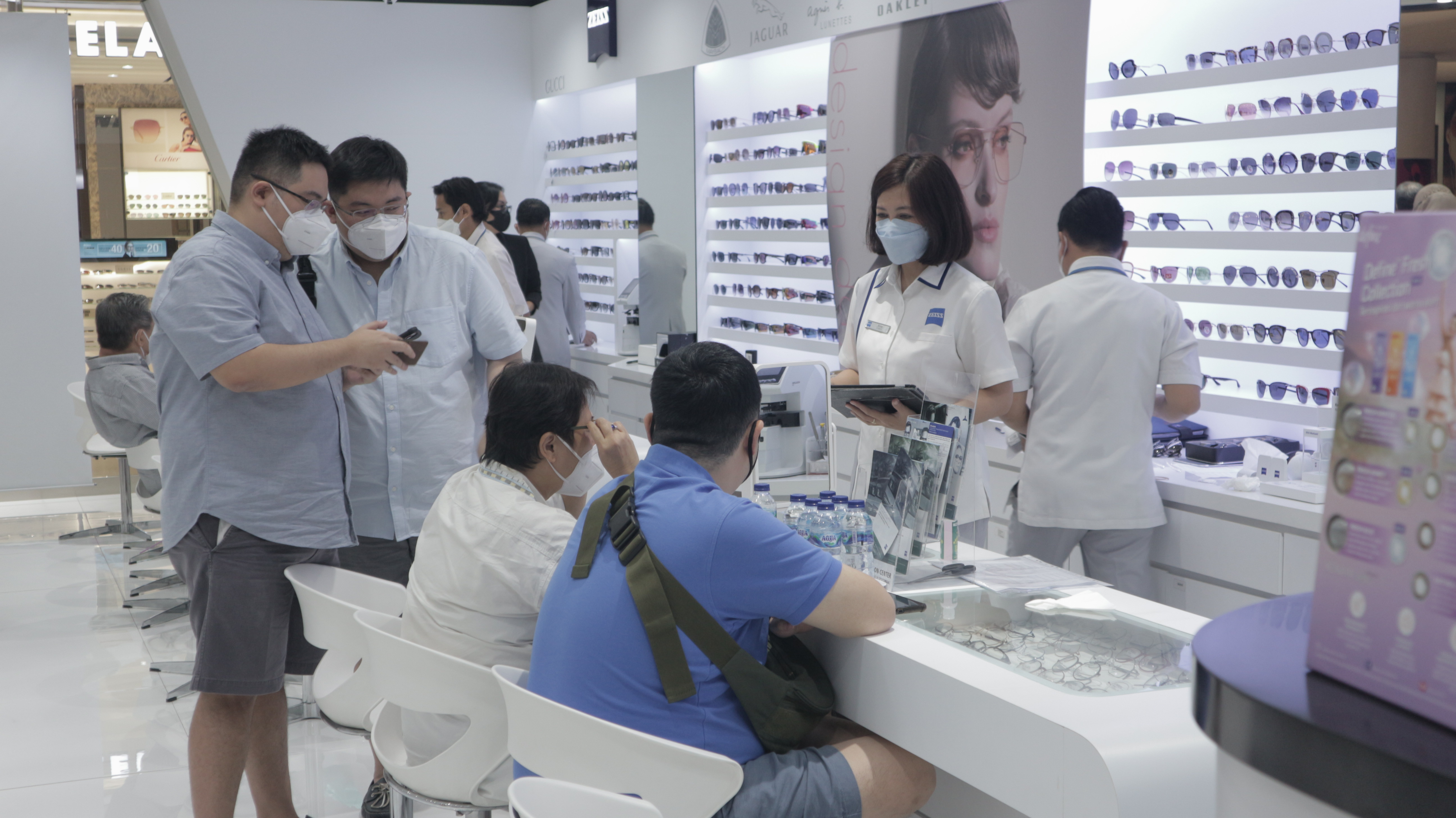 Pengunjung mendatangi toko Optik Tunggal untuk melihat koleksi kacamata Lindberg