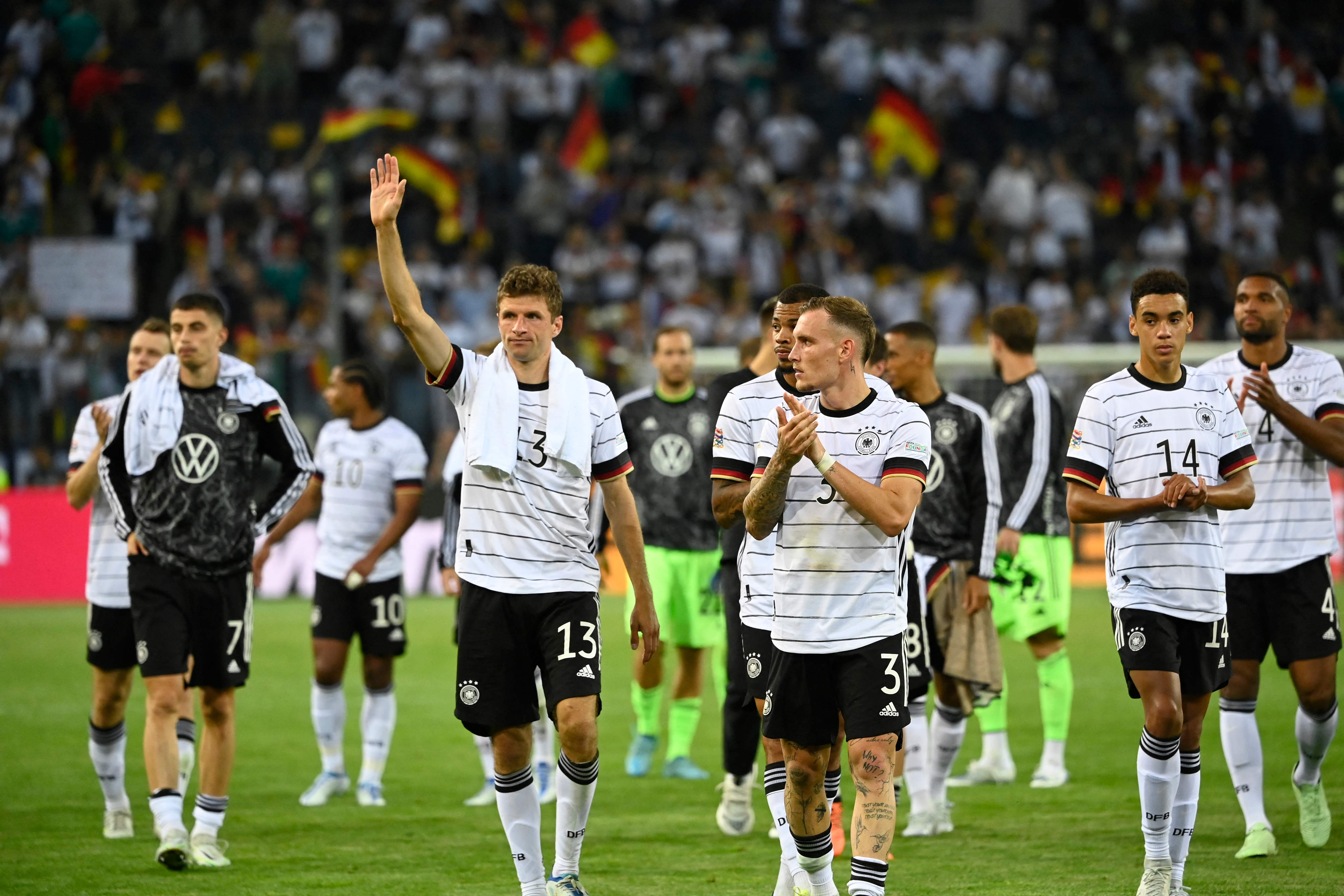 Para pemain Jerman menyapa pendukung mereka usai menang atas Italia di laga Liga Negara UEFA.