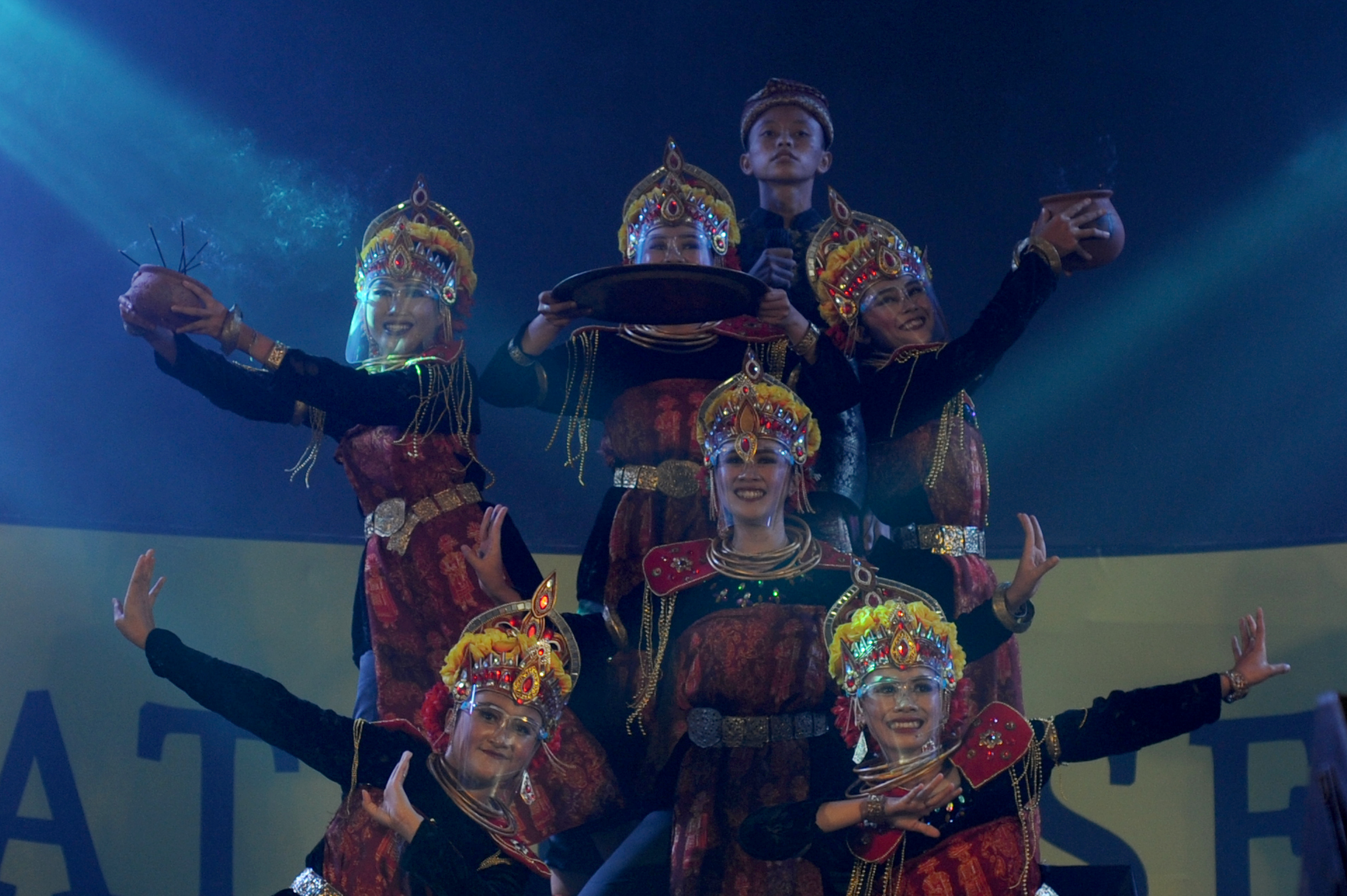 Penari membawakan tarian cerita rakyat asal Kabupaten Pagaralam pada pergelaran Festival Sriwijaya pada tahun 2021.