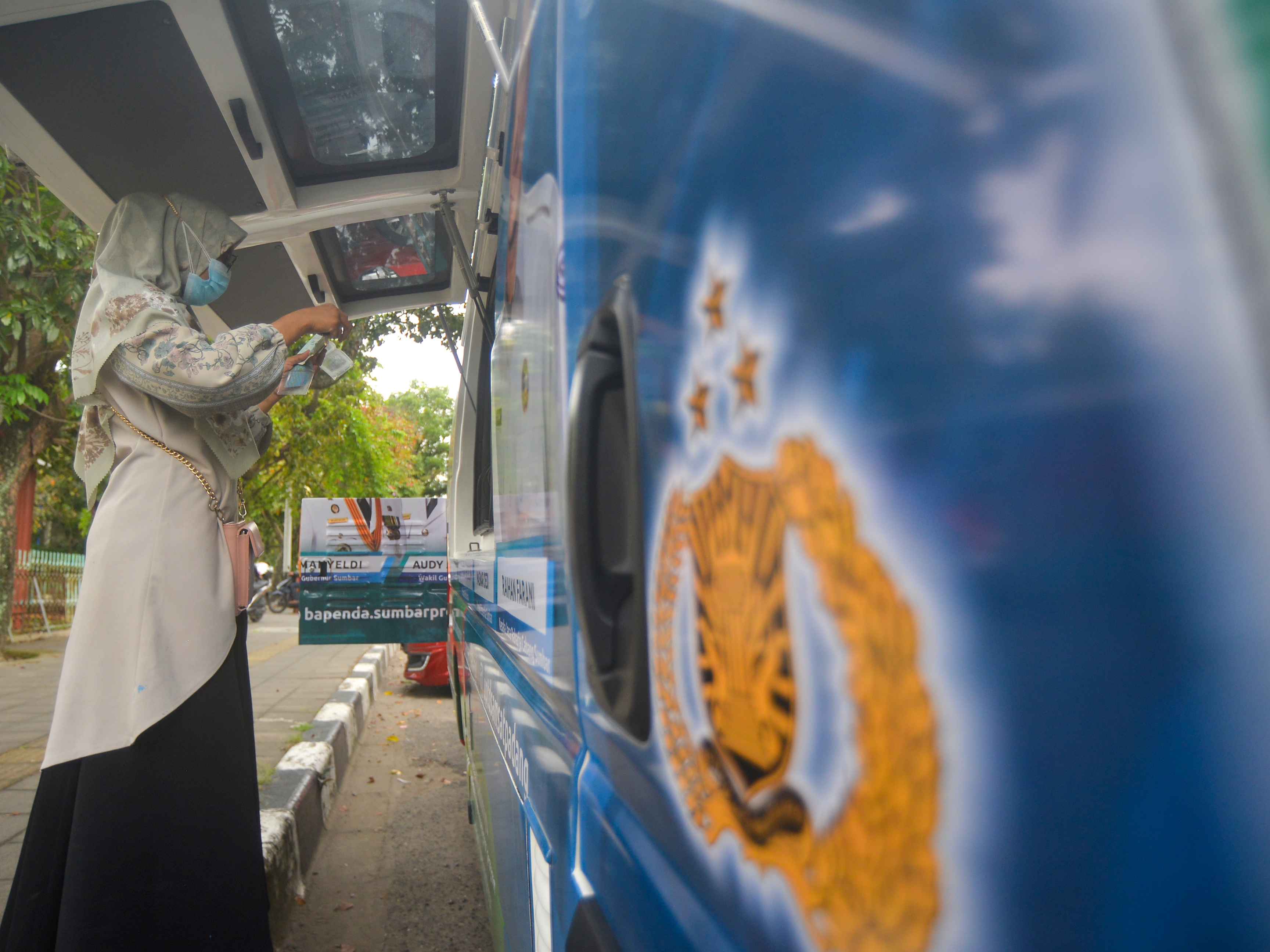 Warga membayar pajak kendaraan pada mobil Samsat Keliling, di kawasan Imam Bonjol, Padang, Sumatra Barat, Jumat (22/4/2022).