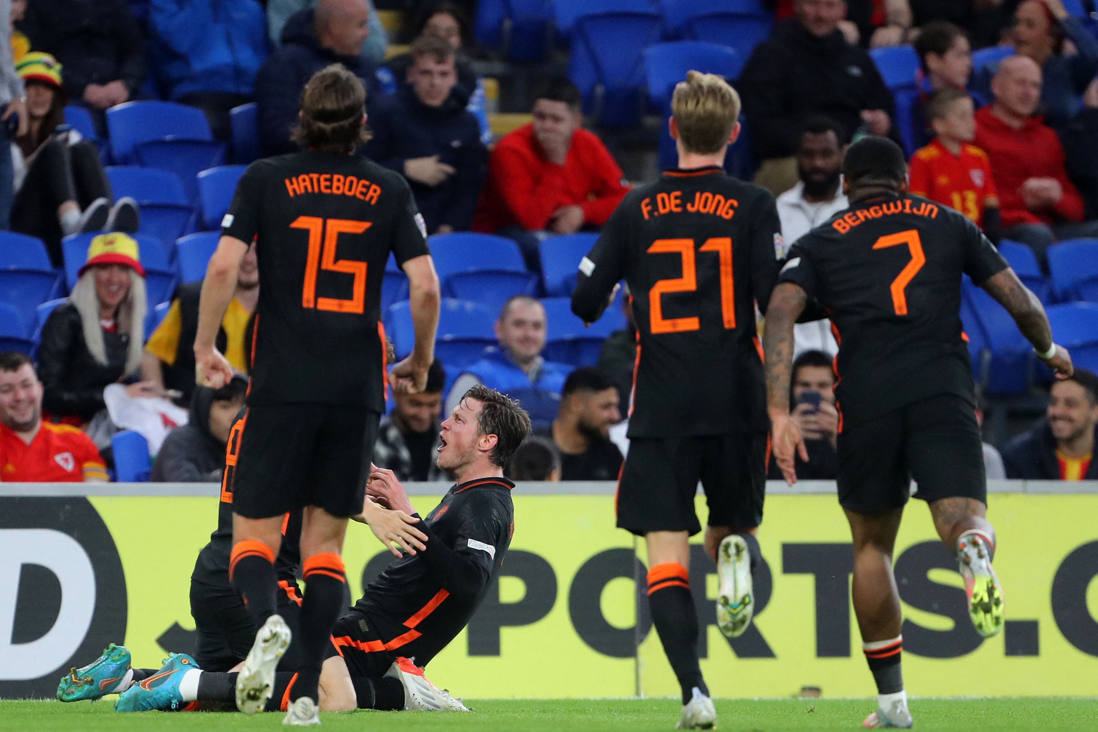 Penyerang Belanda Wout Weghorst (tengah) melakukan selebrasi usai mencetak gol ke gawang Wales di laga Liga Negara UEFA.