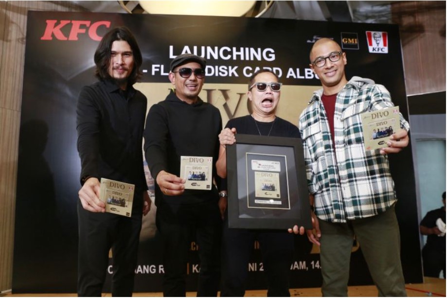 (Dari kiri ke kanan) Virzha, Rio Febrian, Sandhy Sandhoro, dan Marcell Siahaan saat peluncuran album DIVO (Cerita Tentang Cinta)..