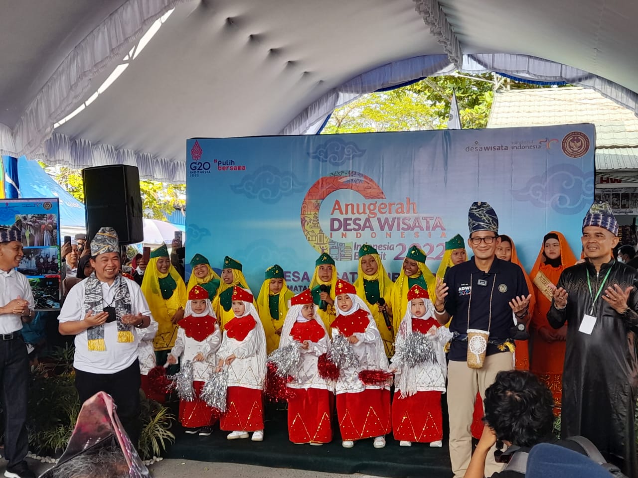 Menparekraf Sandiaga Salahuddin Uno mengunjungi Desa Wisata Kubah Basiri, Banjarmasin, Kalimantan Selatan. 