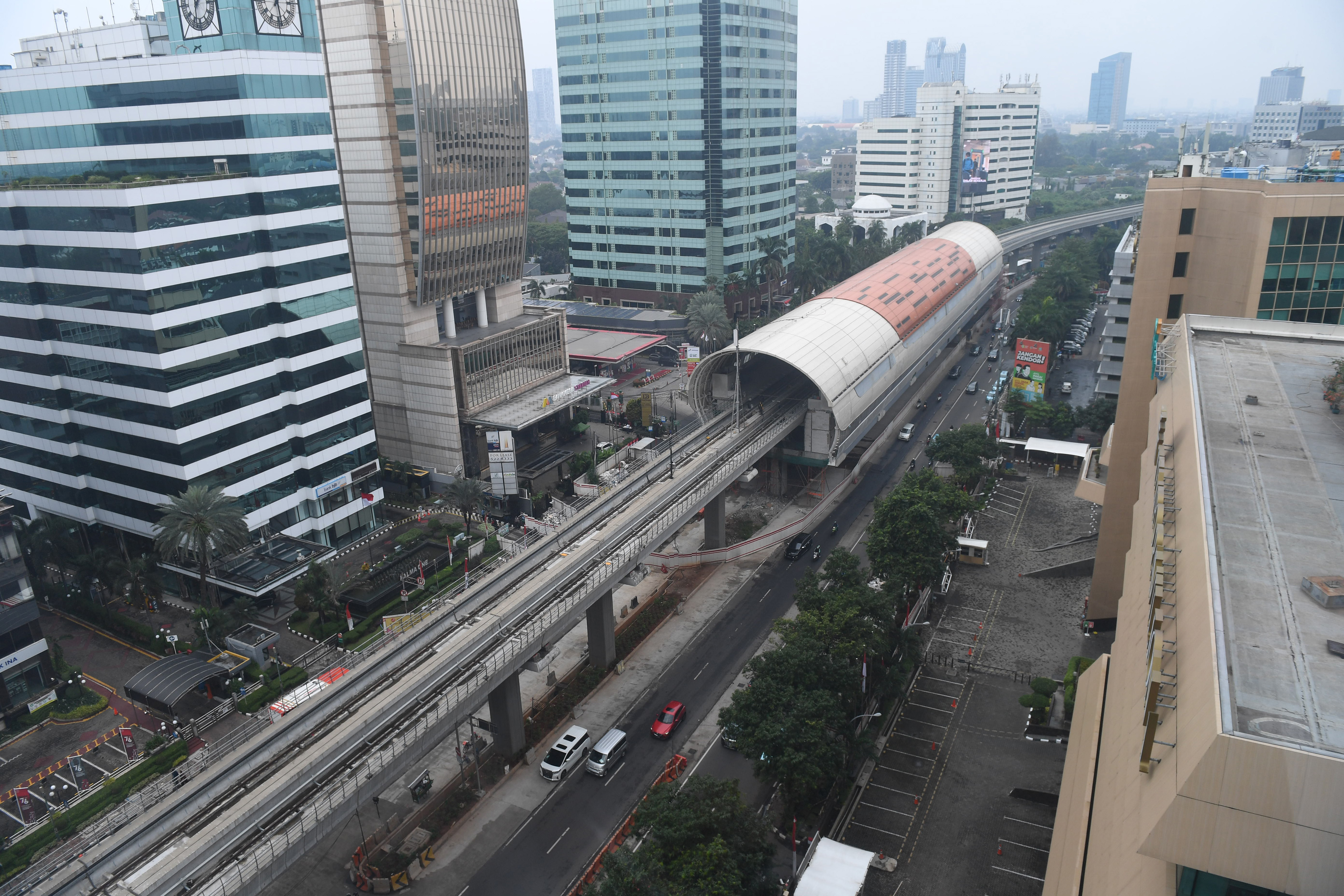 Suasana proyek pembangunan LRT di Jakarta