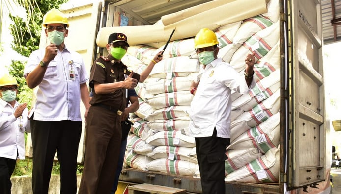 Mentan Syahrul Yasin Limpo (kanan) bersiap melepas ekspor sebanyak 12.192 ton hasil bumi ke 11 negara di Manado, Sulawesi Utara, 