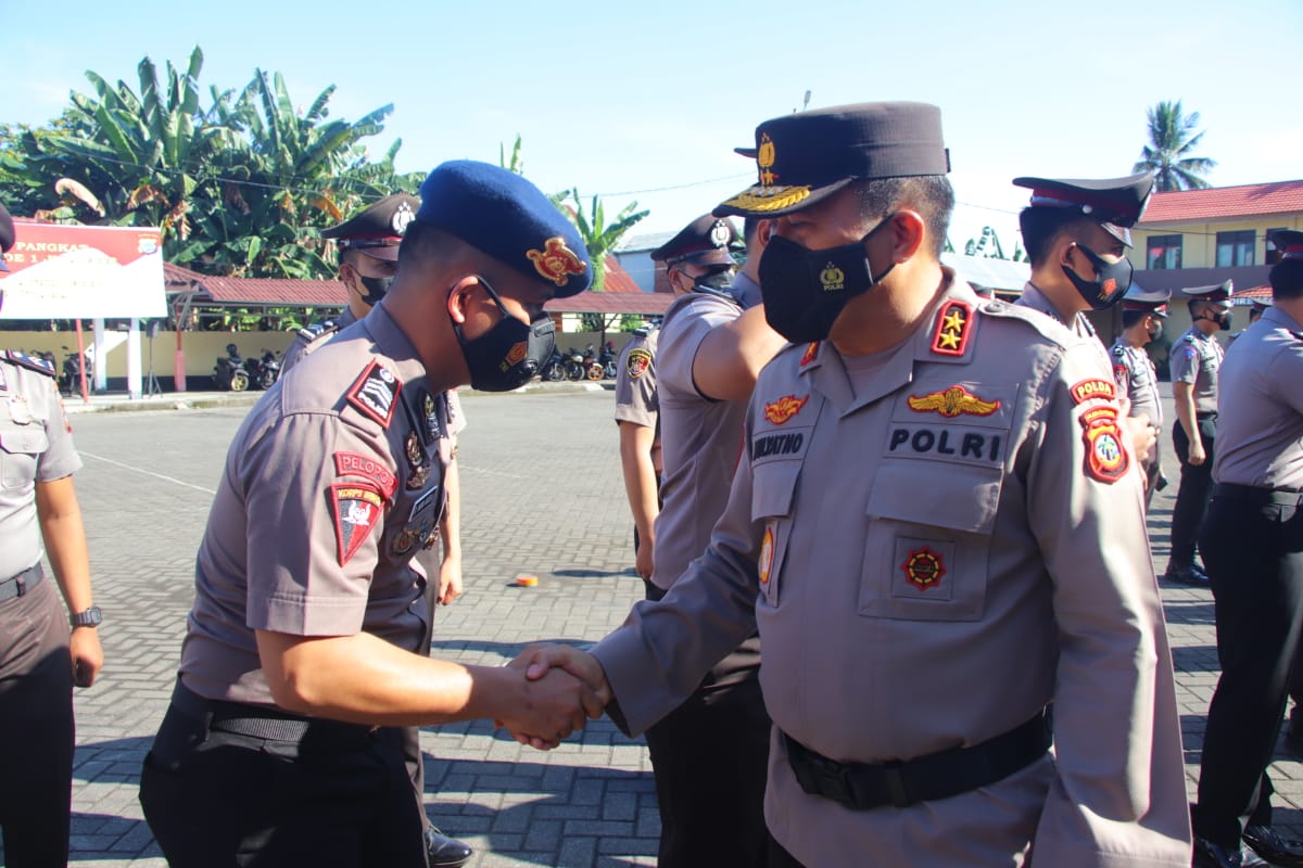 Kapolda Sulawesi Utara Irjen Mulyatno memberikan selamat kepada anggota yang naik pangkat