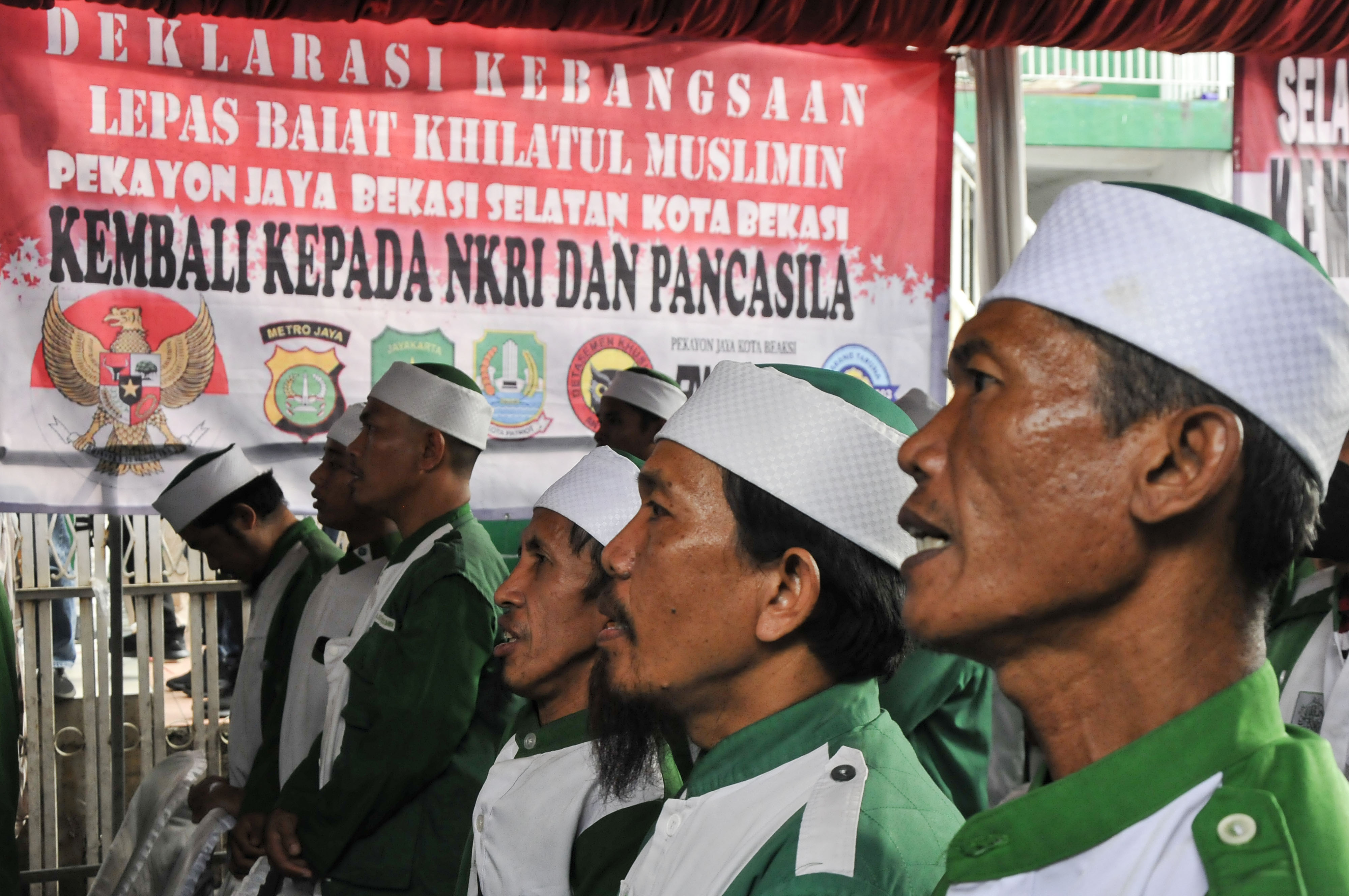 Sejumlah anggota Khilafatul Muslimin mengikuti deklarasi kebangsaan di Bekasi, Jawa Barat, Senin (20/6/2022)