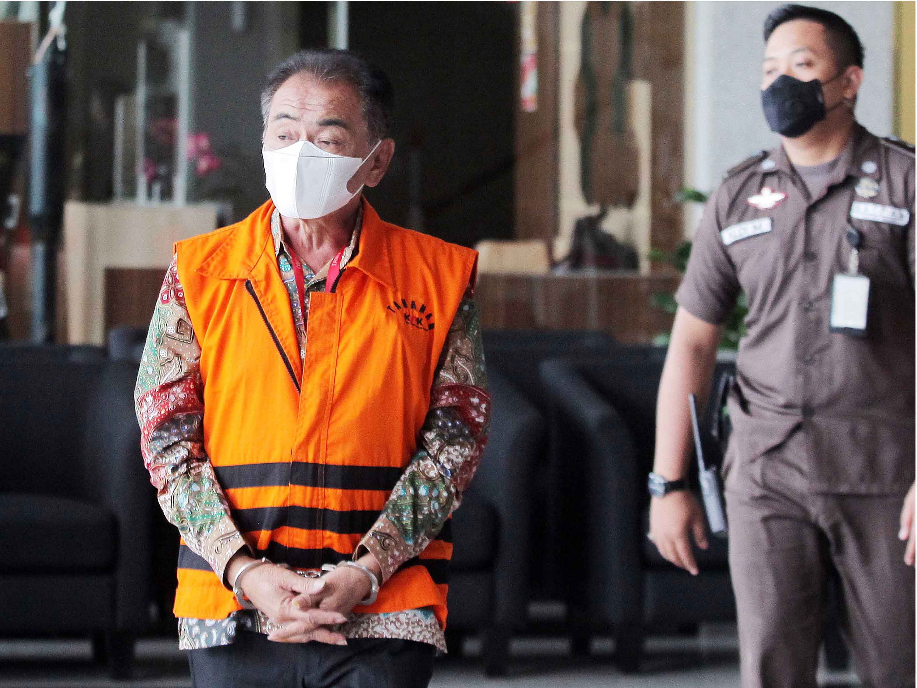 Bupati nonaktif Banjarnegara Budhi Sarwono (kiri)