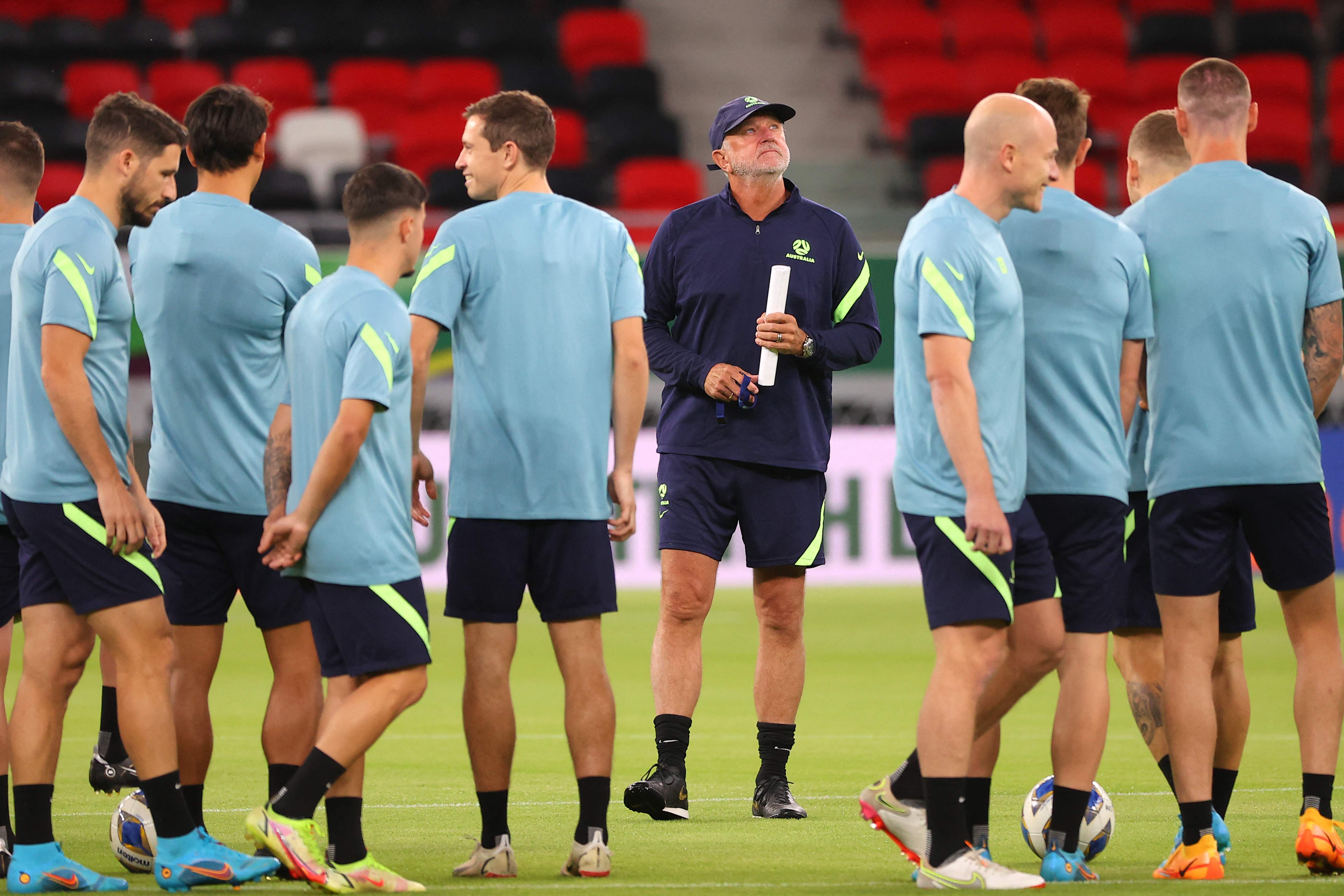 Pelatih Timnas Australia Graham Arnold (tengah) bersama para pemainnya saat berlatih di Stadium Ahmad bin Ali stadium, Doha, Qatar.