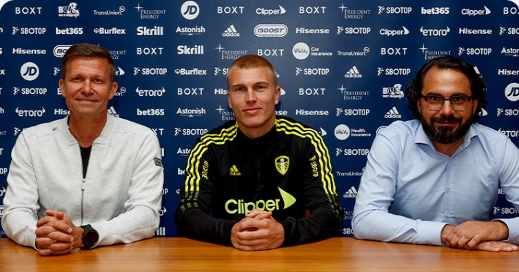 Bek kanan Leeds United Rasmus Kristensen (tengah)