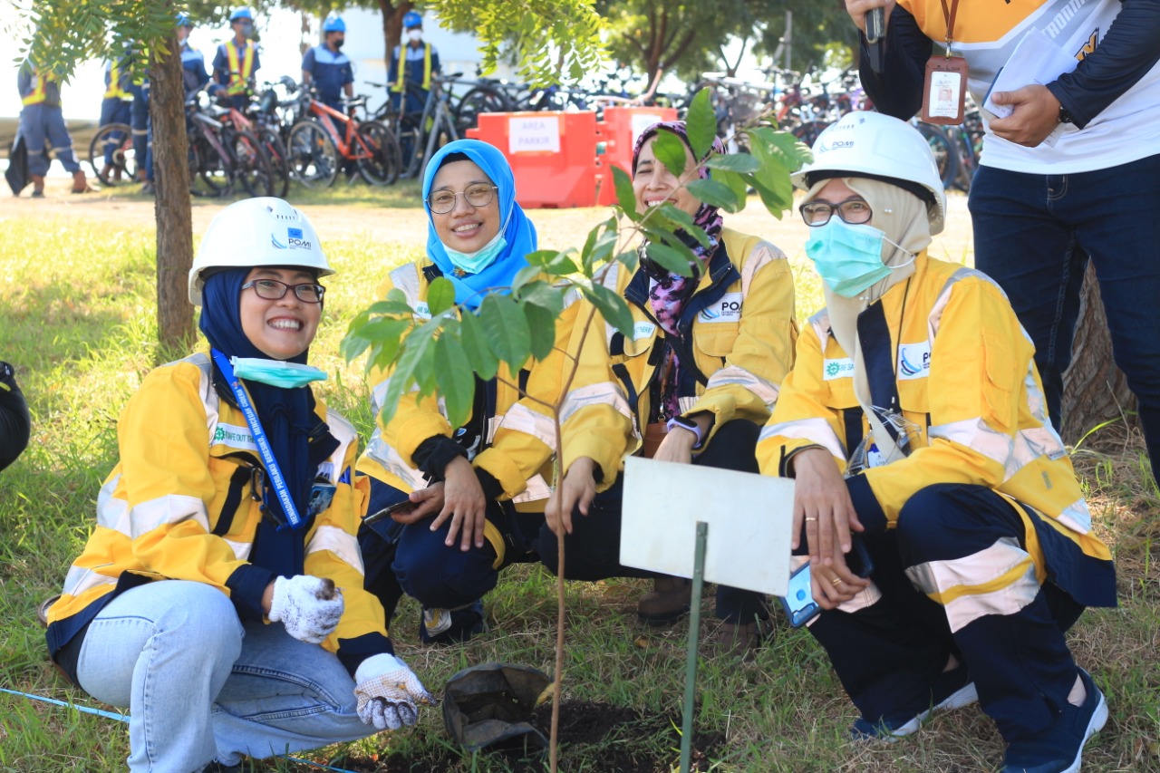 PT Paiton Energy dan POMI melakukan penanaman pohon dalam memperingati Hari Lingkungan Sedunia 2022 di 