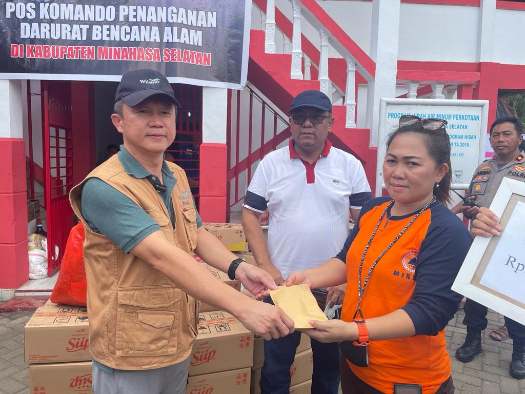 Penyerahan bantuan bagi warga terdampak bencana abrasi di Minahasa.