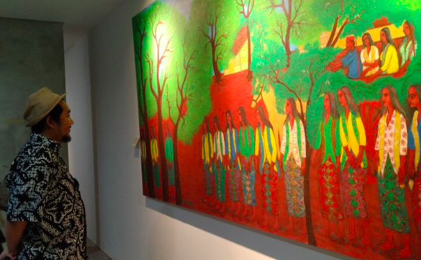 Pengunjung mengamati lukisan khas Betawi karya maestro Sarnadi Adam yang dipamerkan di Taman Ismail Marzuki (TIM), Jakpus, Kamis (16/6).