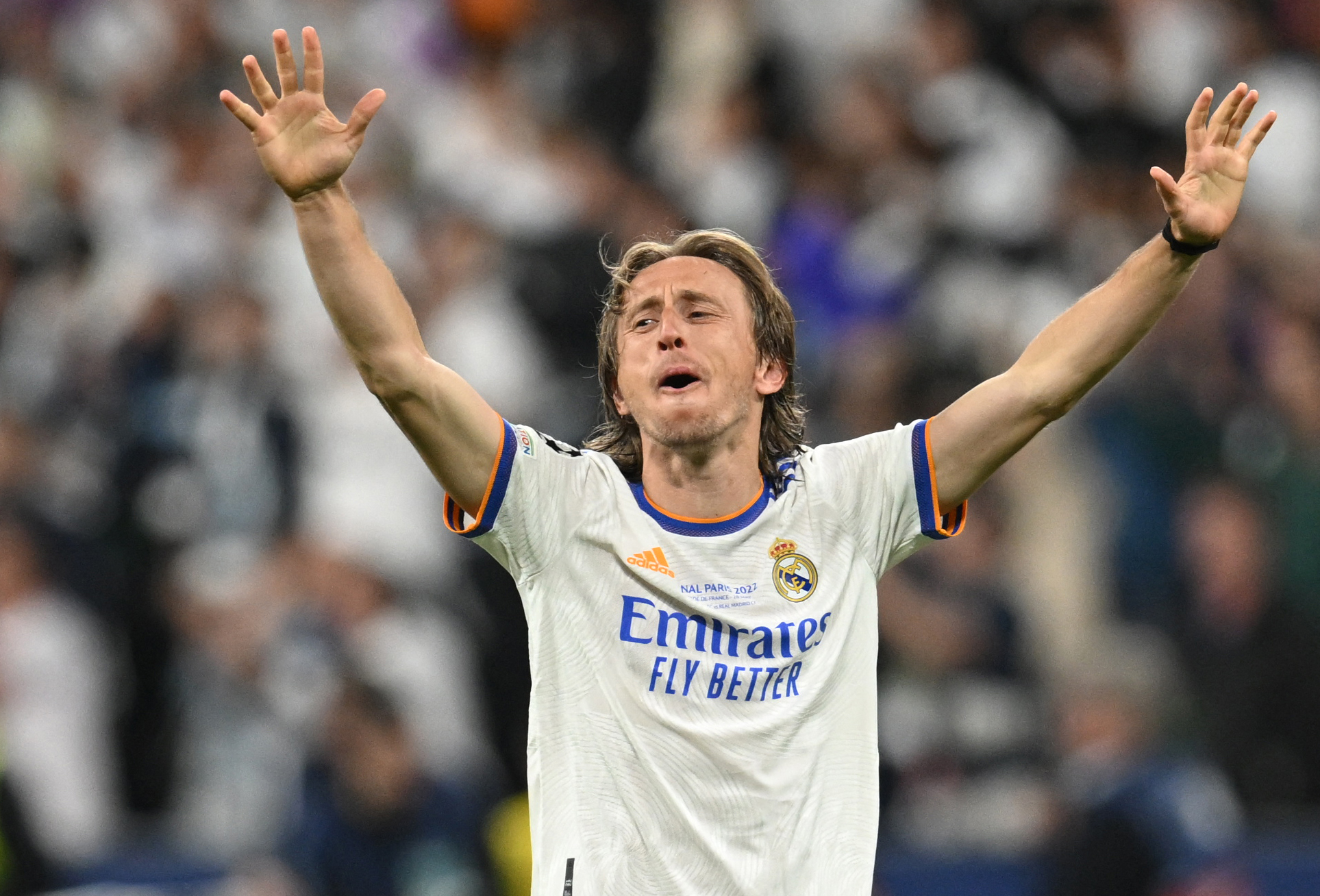 Luka Modric bertahan di Real Madrid untuk satu musim lagi.