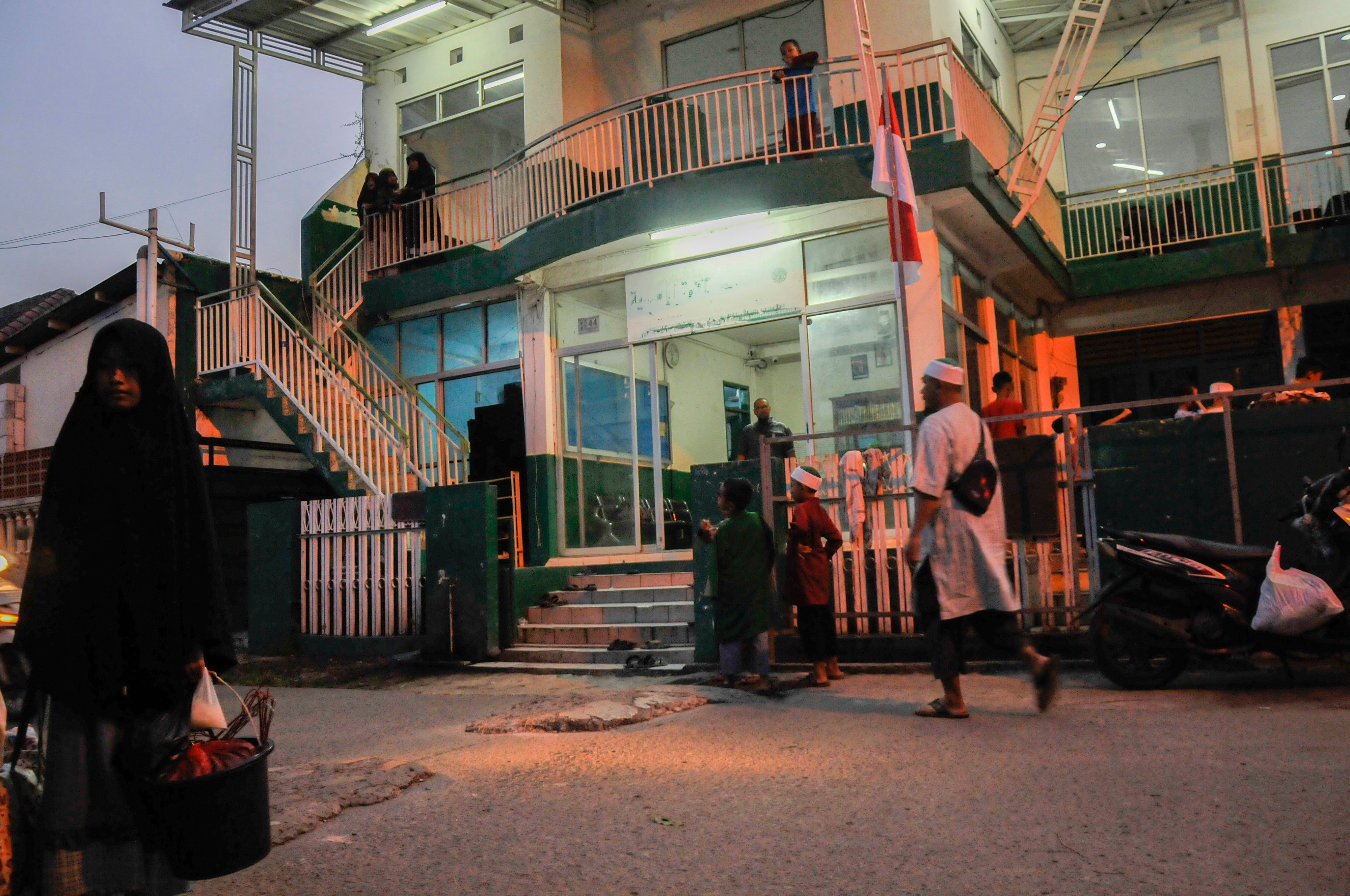 PENUTUPAN SEMENTARA PENDIDIKAN DI KHILAFATUL MUSLIMIN DI BEKASI.