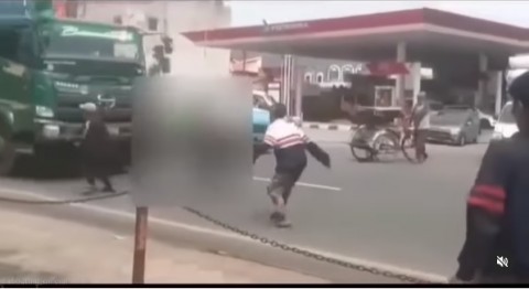 Tangkapan layar aksi menyetop truk yang sedang melaju