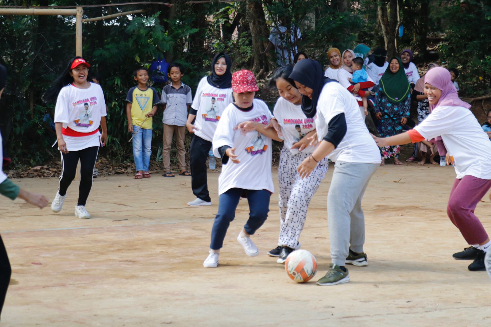 Lomba futsal antaremak-emak di Kendal yang diadakan Teman Sandi.
