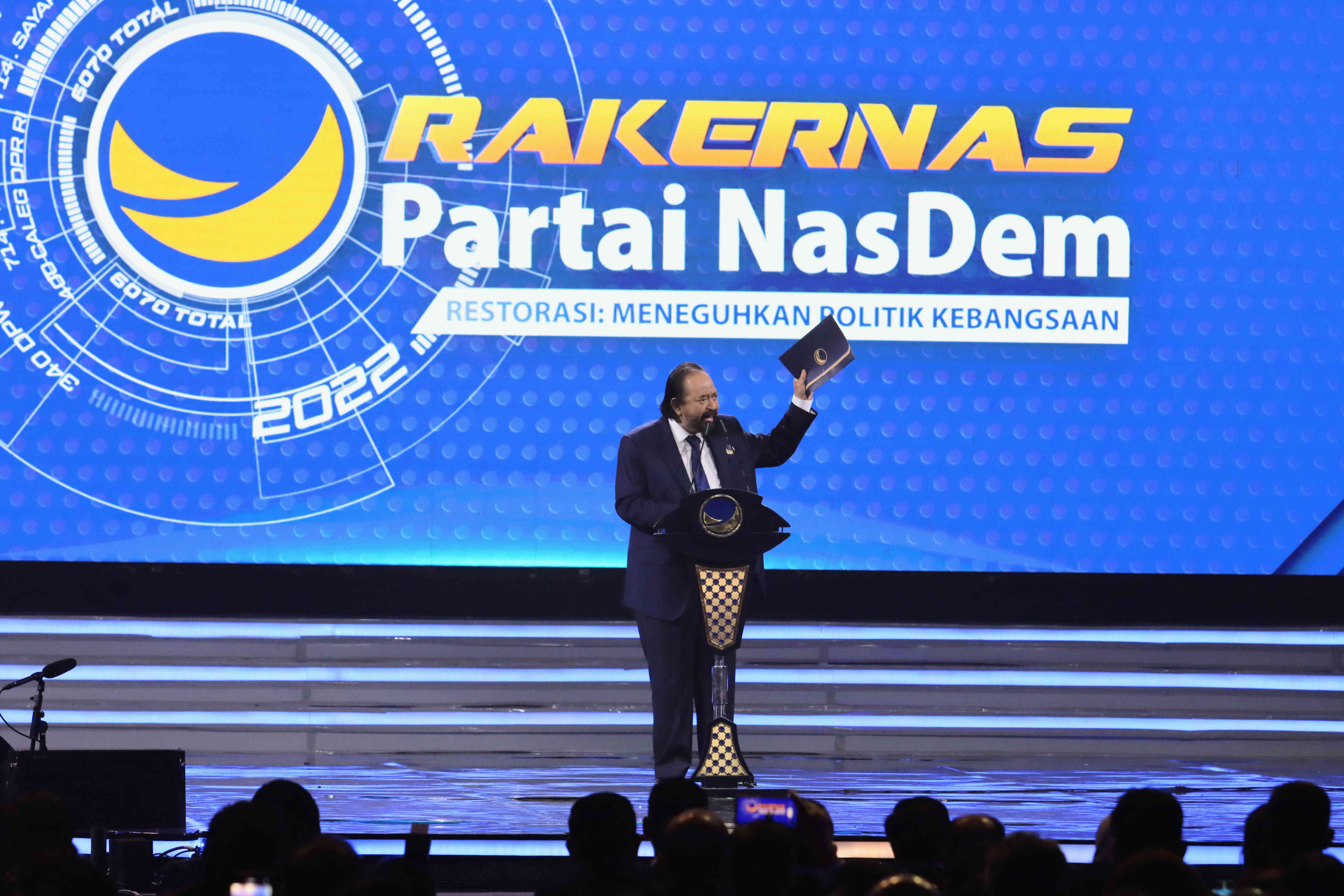 Ketua Umum Partai NasDem Surya Paloh membacakan hasil Rakernas saat penutupan Rakeras Partai NasDem Jakarta.