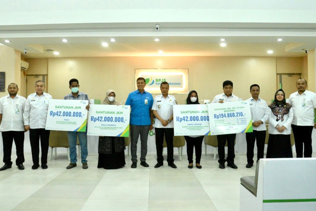 Pj Wali Kota Pekanbaru Muflihun menyerahkan santunan kematian sebesar Rp446 juta kepada enam keluarga peserta BPJS Ketenagakerjaan.