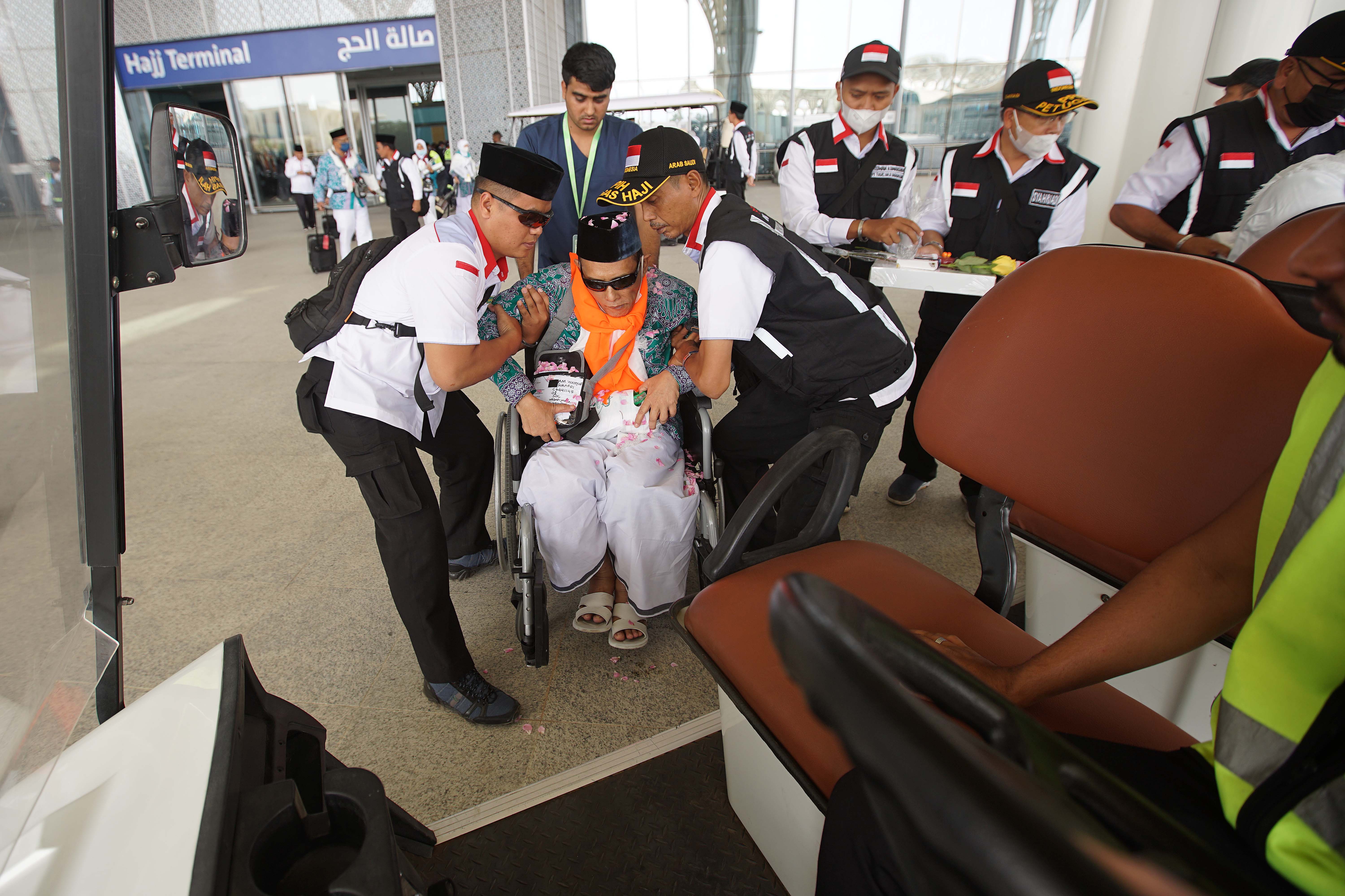 Jemaah haji yang tiba di Madinah dibantu PPIH