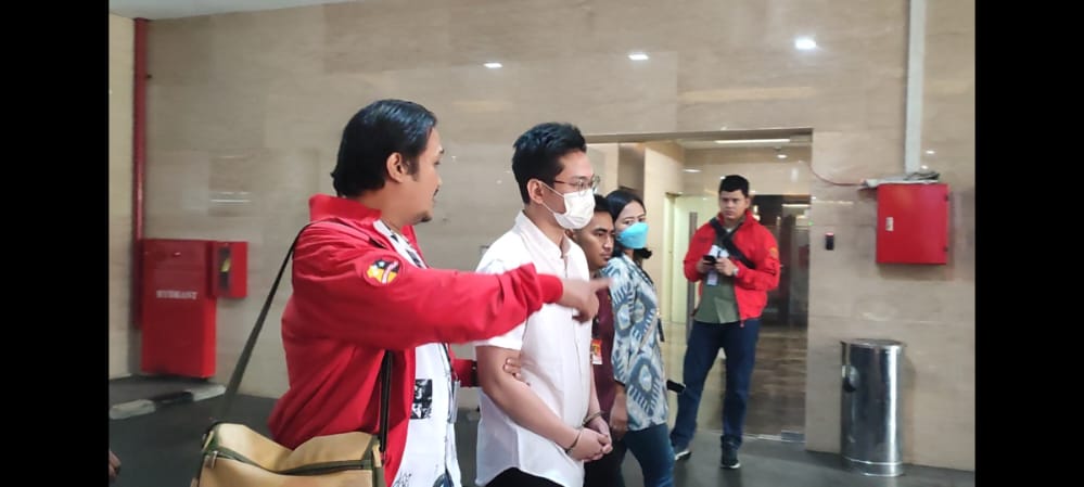 Tersangka kasus investasi bodong Binomo Indra Kenz saat dibawa dari Bareskrim ke Kejaksaan Negeri Tangsel, Jumat (24/6).